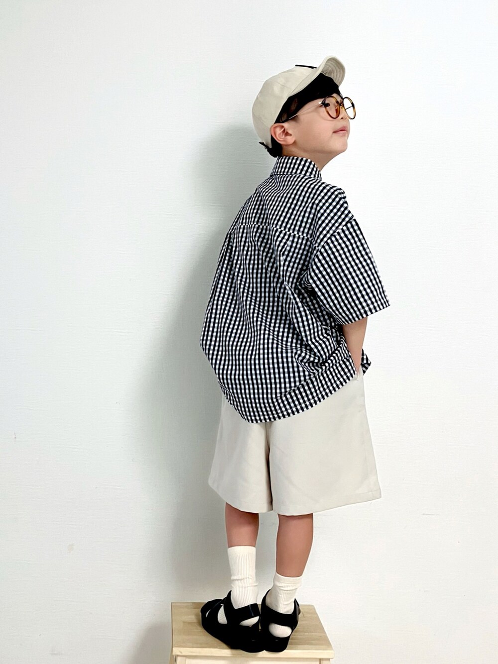 ブラック系のシャツ/ブラウス、ホワイト系のその他パンツ、ブラック系のサンダルを着用したキッズの夏コーディネートの2枚目の写真