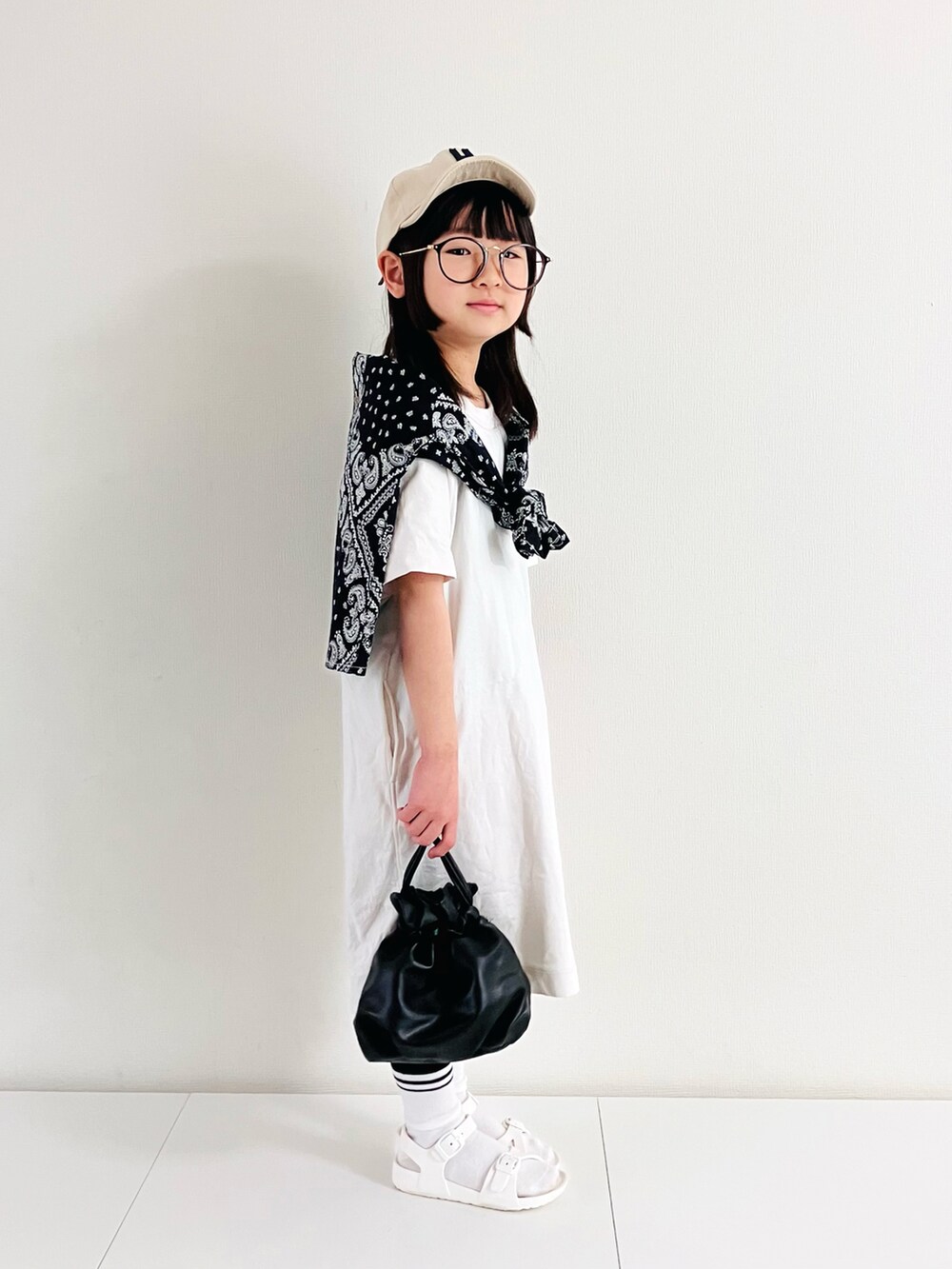 その他のシャツ/ブラウス、ホワイト系のワンピース、ホワイト系のサンダルを着用したキッズの春コーディネートの2枚目の写真