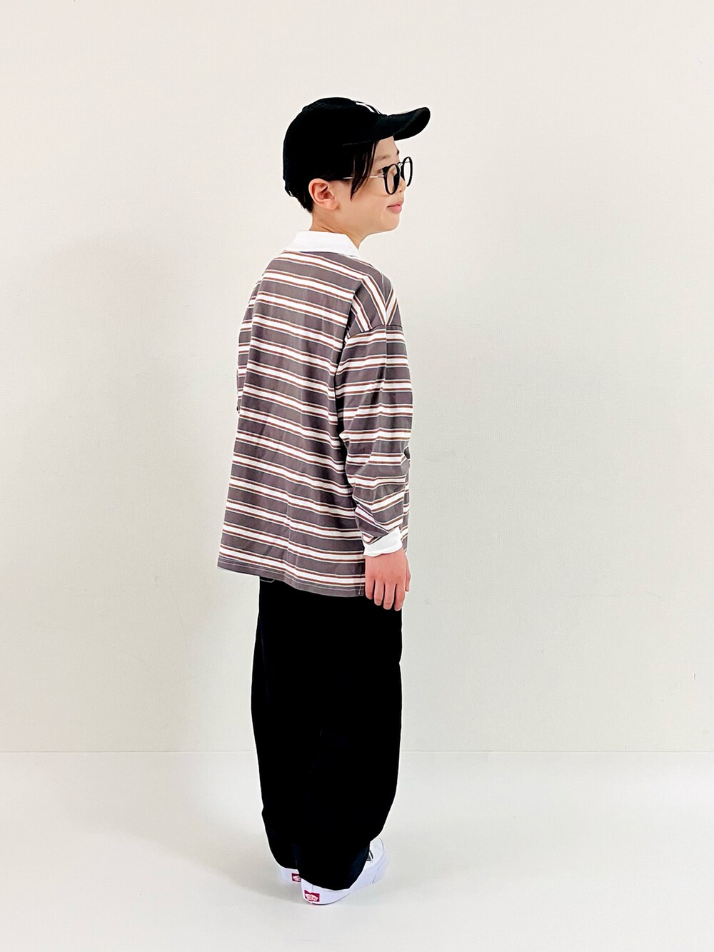 ベージュ系のTシャツ/カットソー、ホワイト系のスニーカー、ベージュ系の福袋/福箱を着用したキッズの夏コーディネートの3枚目の写真