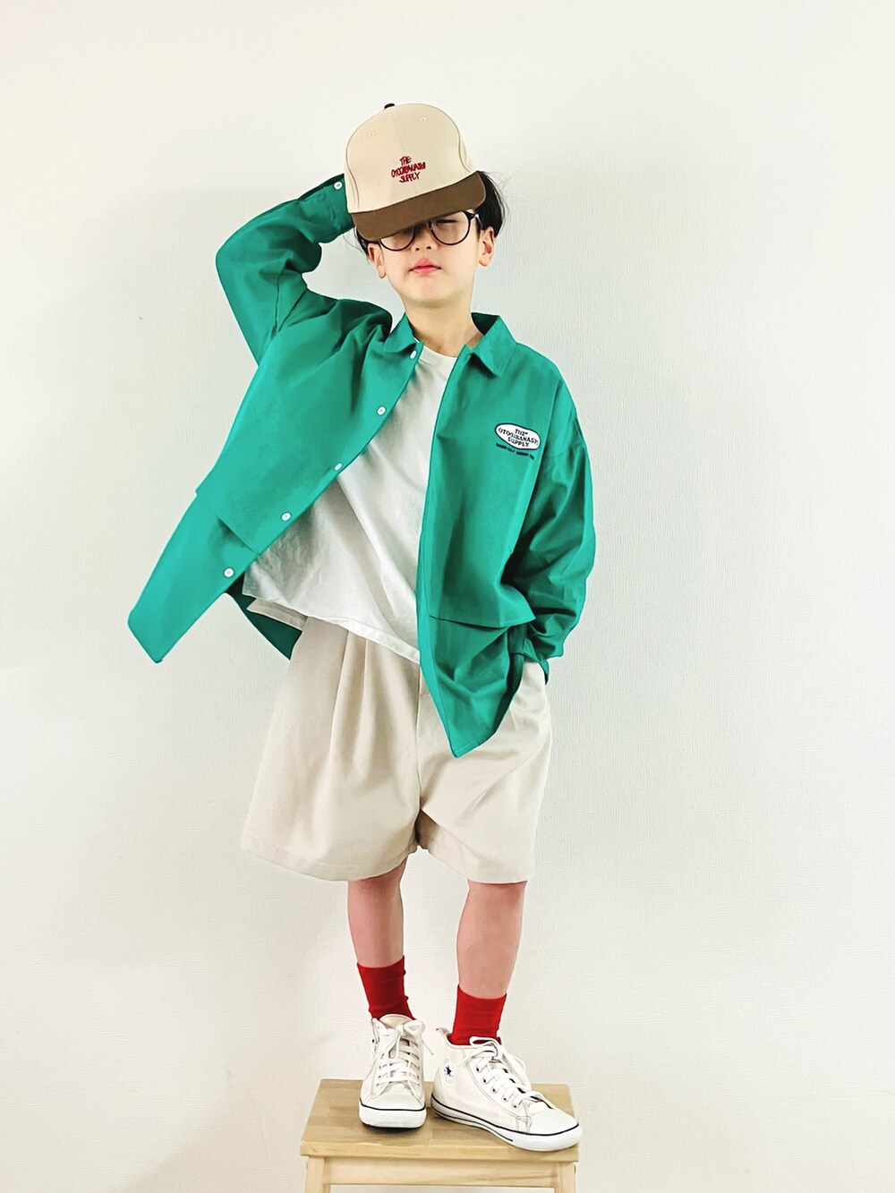 「春服デビュー宣言、春服、カラーシャツ、ハーフパンツ、ハイカットスニーカー、カラーソックス、シンプルコーデ、コンバース」｜「the_otogibanashi_supplyのアイテム（キャップ、ベージュ系）」を使った、syun★さん（キッズ・131cm）の春コーディネートの2枚目の写真