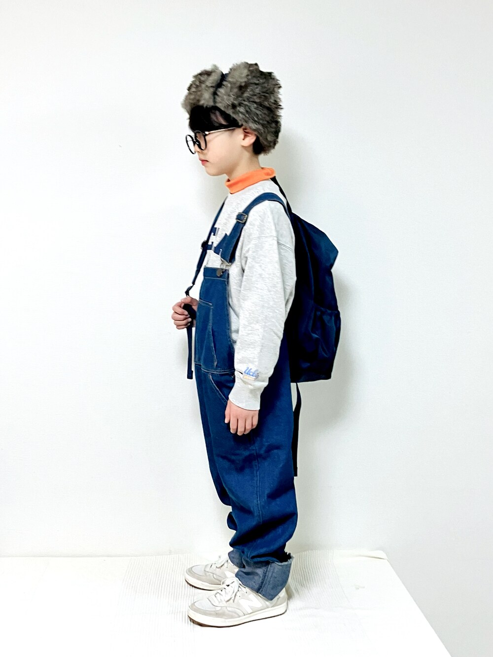 オレンジ系のTシャツ/カットソー、ホワイト系のスウェット、ブルー系のサロペット/オーバーオールを着用したキッズの秋コーディネートの3枚目の写真