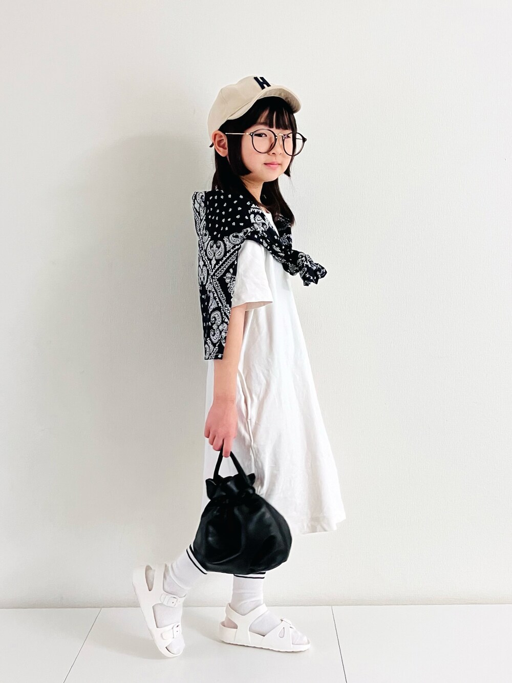 その他のシャツ/ブラウス、ホワイト系のワンピース、ホワイト系のサンダルを着用したキッズの春コーディネートの4枚目の写真