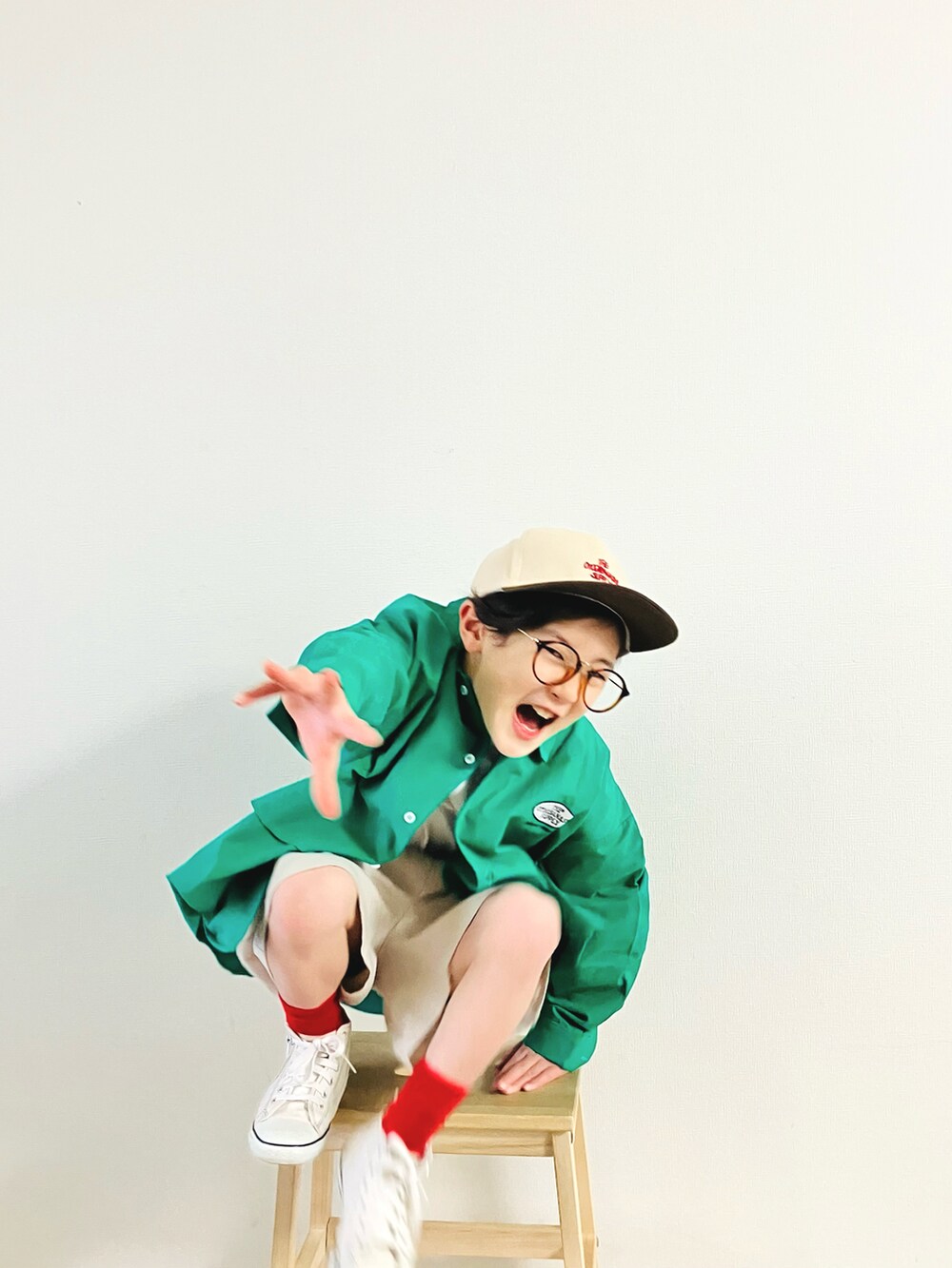 「春服デビュー宣言、春服、カラーシャツ、ハーフパンツ、ハイカットスニーカー、カラーソックス、シンプルコーデ、コンバース」｜「the_otogibanashi_supplyのアイテム（キャップ、ベージュ系）」を使った、syun★さん（キッズ・131cm）の春コーディネートの5枚目の写真