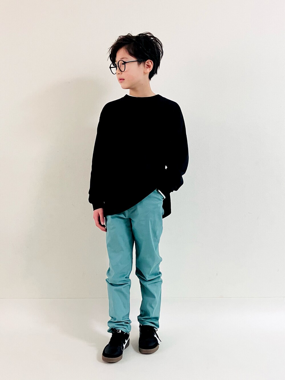 「おそろいコーデ、レギンス、ロンT、キャップ、スニーカー、めがね、カラフル、モノトーン、春色」|「UNIQLOのアイテム(キャップ、ブルー系)」を使った、syun★さん(キッズ・141cm)の冬コーディネートの5枚目の写真