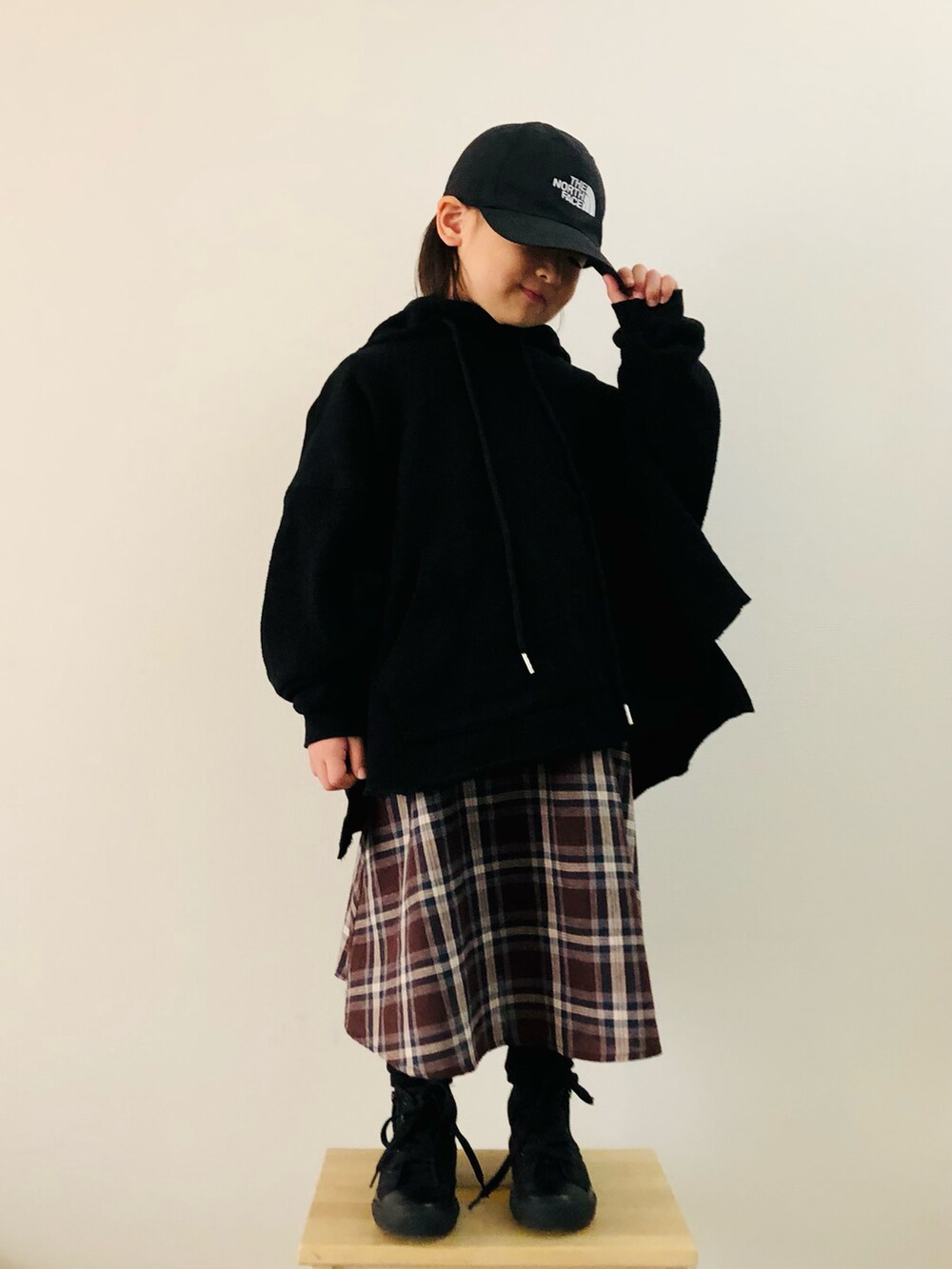 「カジュアル、シンプル、キャップ、パーカー、スニーカーコーデ、THE NORTH FACE、チェックスカート、ハイカットスニーカー、女の子コーデ、チェック柄に恋してる、チェッカーず2021、未来のWEARISTAプロジェクト、モード」｜「THE NORTH FACEのザ・ノース・フェイス キャップ YOUTH HORIZON HAT The North Face（キャップ、ブラック系）」を使った、syun★さん（キッズ・120cm）の冬コーディネートの2枚目の写真
