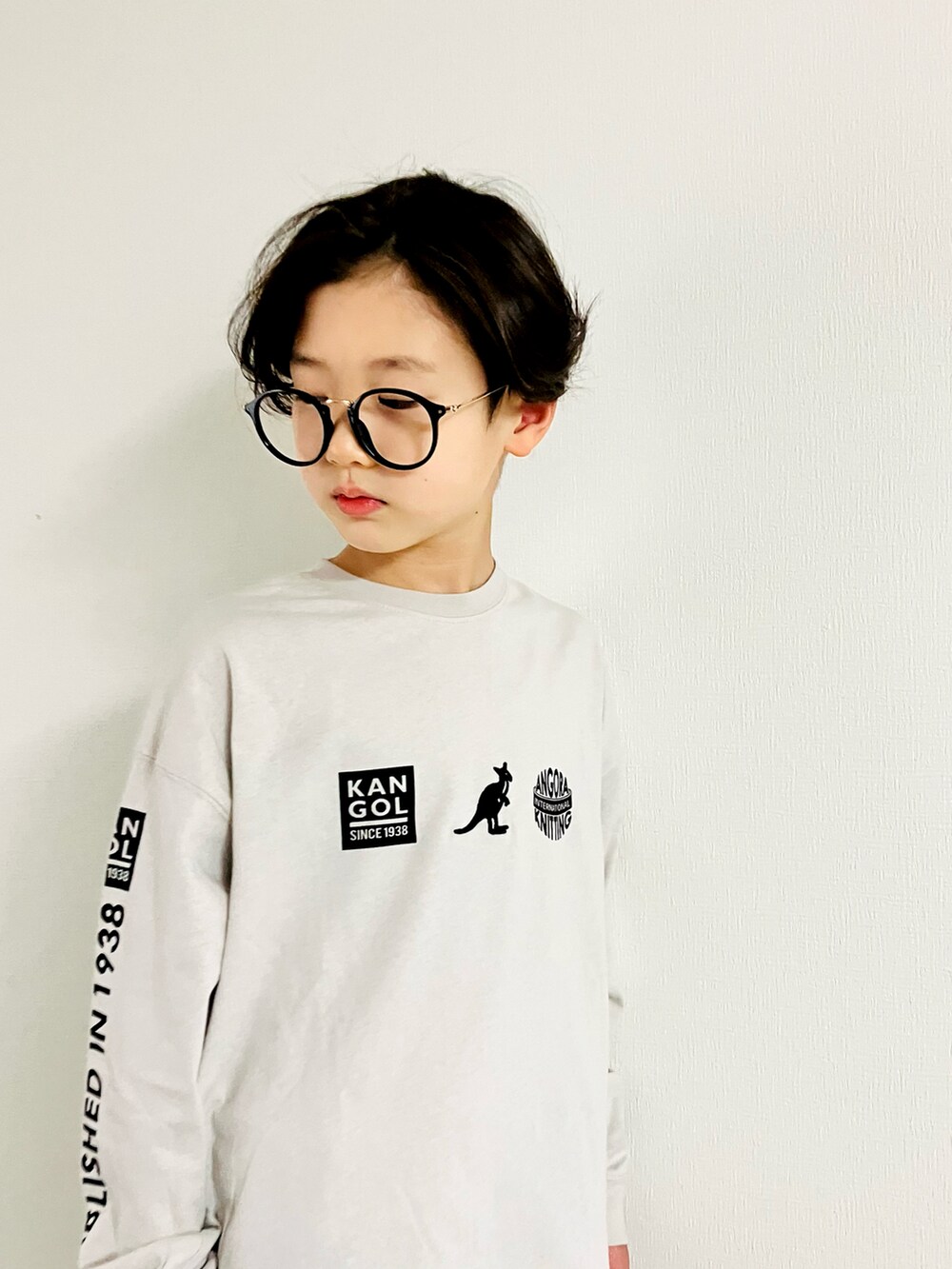 「プチプラコーデ、キッズファッション、シンフルコーデ、モノトーン、タックパンツ、テーパードパンツ、ロンT、春コーデ、春夏コーデ、小学生、通学コーデ、男の子コーデ、スニーカー」｜「KANGOL KIDSのKANGOL 別注袖プリントロングTシャツ（Tシャツ/カットソー、グレー系）」を使った、syun★さん（キッズ・131cm）の春コーディネートの3枚目の写真