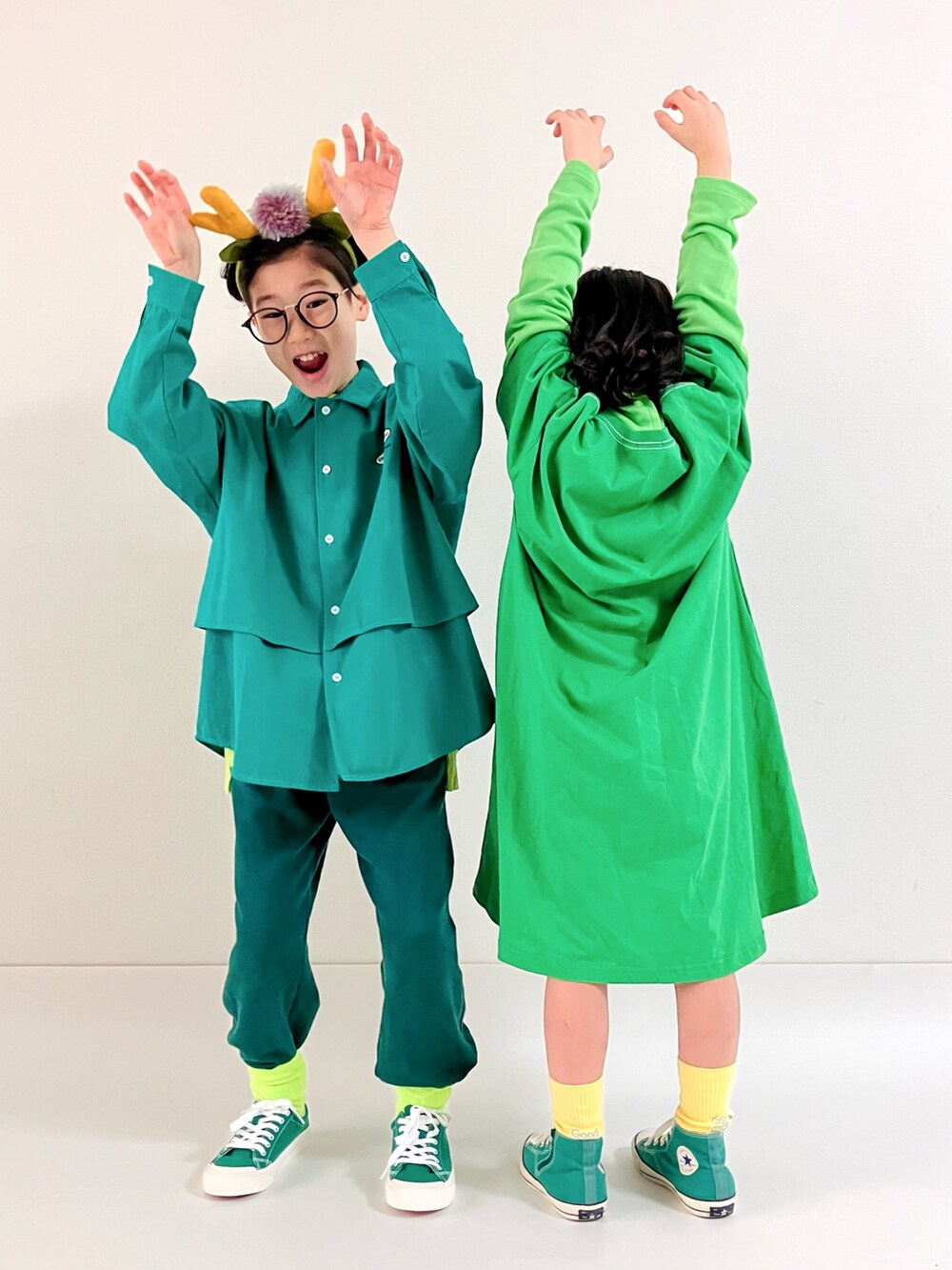 「緑、ロングスカート、タートルネック、グリーン、ワントーンコーデ、めがね」｜「the_otogibanashi_supplyのアイテム（シャツ/ブラウス、グリーン系）」を使った、syun★さん（キッズ・136cm）の冬コーディネートの4枚目の写真