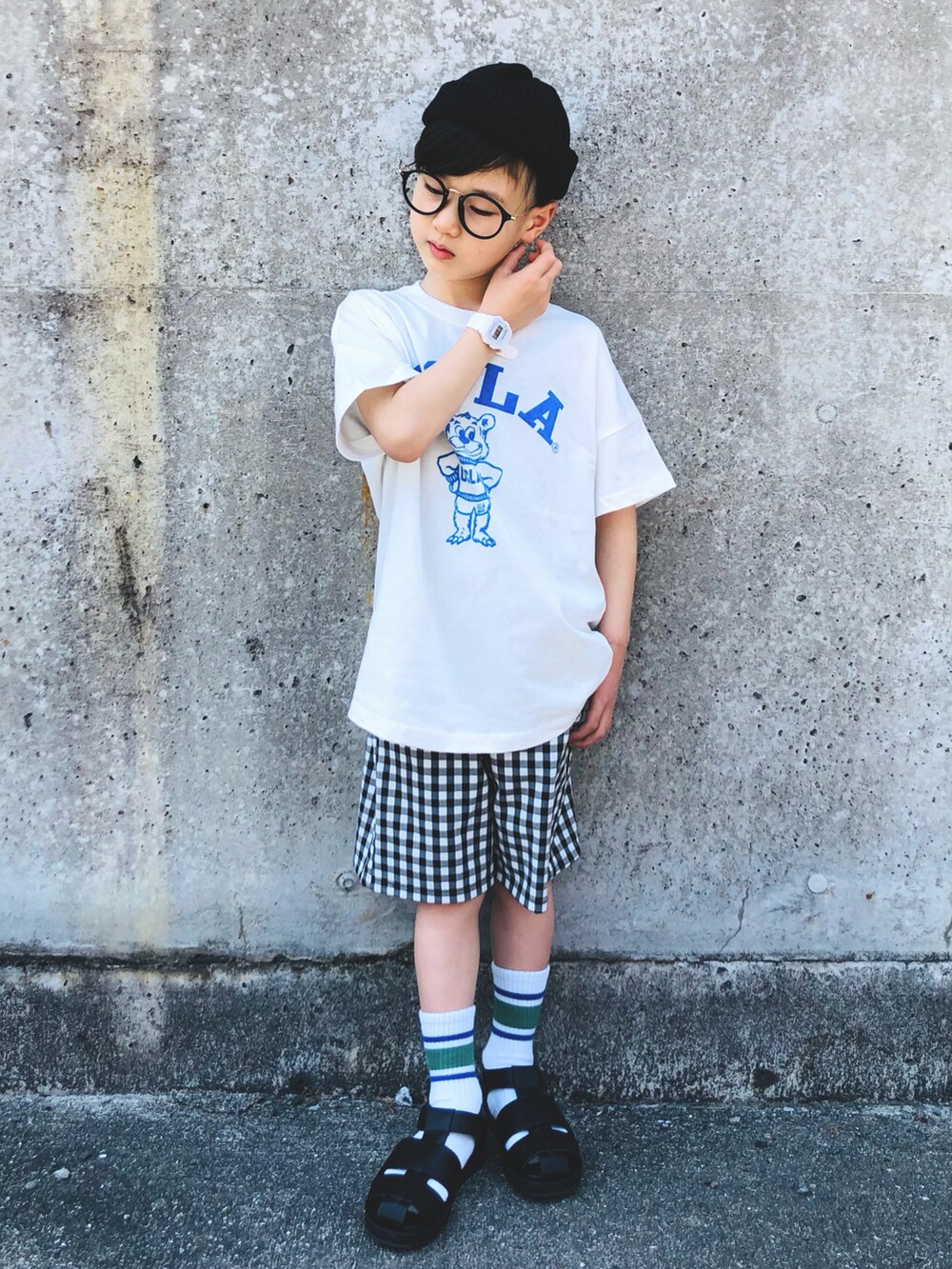 「ごきげんウィーク、春夏コーデ、ギンガムチェック、ハーフパンツ、グルカサンダル、公園コーデ、休日コーデ、休日スタイル、古着MIX、Tシャツ、ゆるコーデ、オーバーサイズ、ロゴT」｜「NANO universeの：ＴＨＥ　ＢＥＡＮＩＥ（ニットキャップ/ビーニー、ブラック系）」を使った、syun★さん（キッズ・126cm）の春コーディネートの5枚目の写真