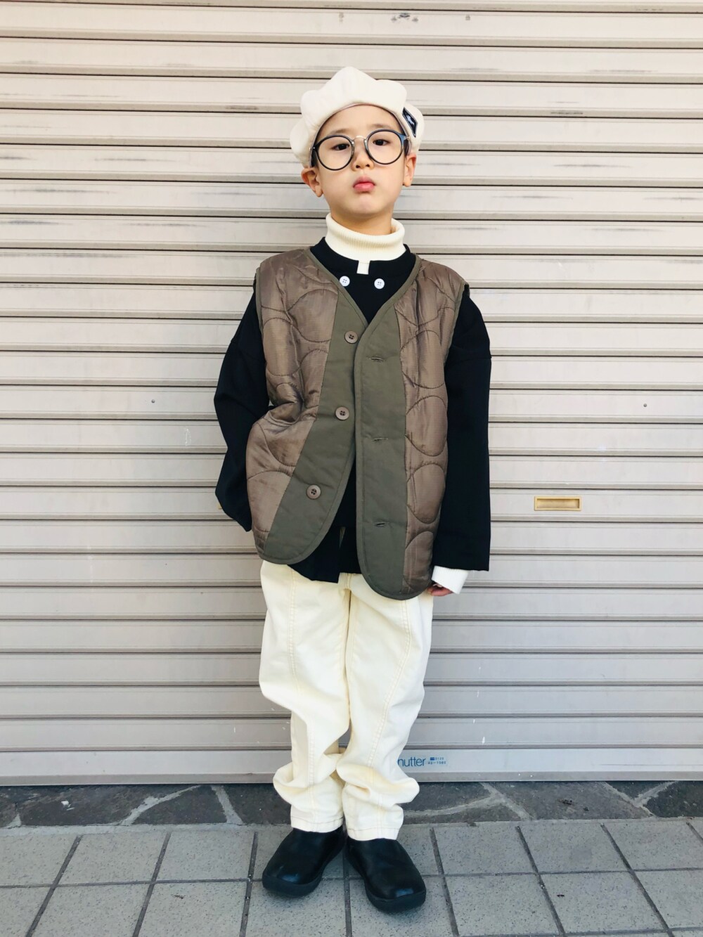 「ニット、ブーツ、セーター、ベレー帽、タートルネック、休日スタイル、キッズコーデ、ホワイトパンツ、キルティングジャケット、モックネック、未来のWEARISTAプロジェクト、モード、めがね」｜「the_otogibanashi_supplyのアイテム（ハンチング/ベレー帽、ブラック系）」を使った、syun★さん（キッズ・120cm）の秋コーディネートの2枚目の写真