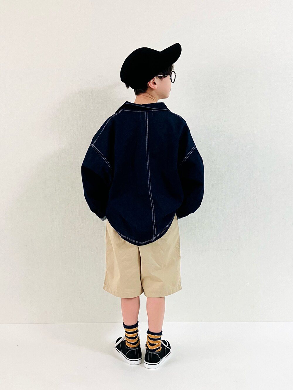 「シンフルコーデ、春コーデ、ハーフパンツ、デニム、デニムジャケット、キャップ、めがね、ストリート、ロゴT、カラーソックス」｜「UNIQLOのアイテム（キャップ、ブラック系）」を使った、syun★さん（キッズ・136cm）の冬コーディネートの2枚目の写真