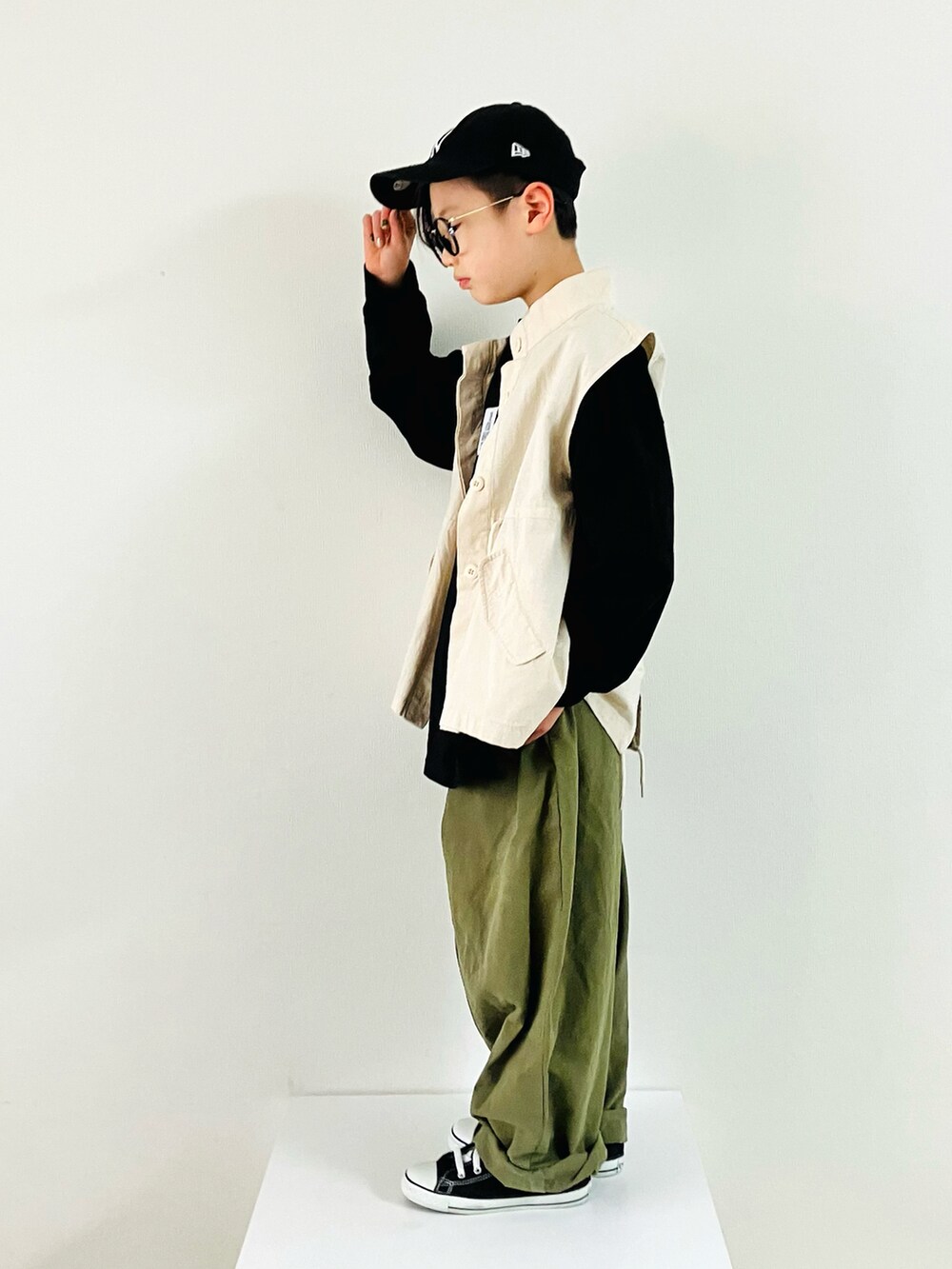 「シンプルコーデ、ロゴT、ロンT、オーバーサイズ、ワイドパンツ、ベスト、カラーパンツ、キャップ、休日スタイル、めがね、いまどきジャケット写真、春コーデ」｜「NEW ERAの【NEW ERA】キッズ Child 9TWENTY MLB [BSC]（キャップ、ブラック系）」を使った、syun★さん（キッズ・131cm）の春コーディネートの2枚目の写真