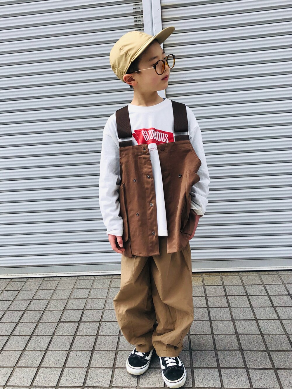 ホワイト系のTシャツ/カットソー、ベージュ系のその他パンツ、ブラック系のスニーカーを着用したキッズの春コーディネートの2枚目の写真