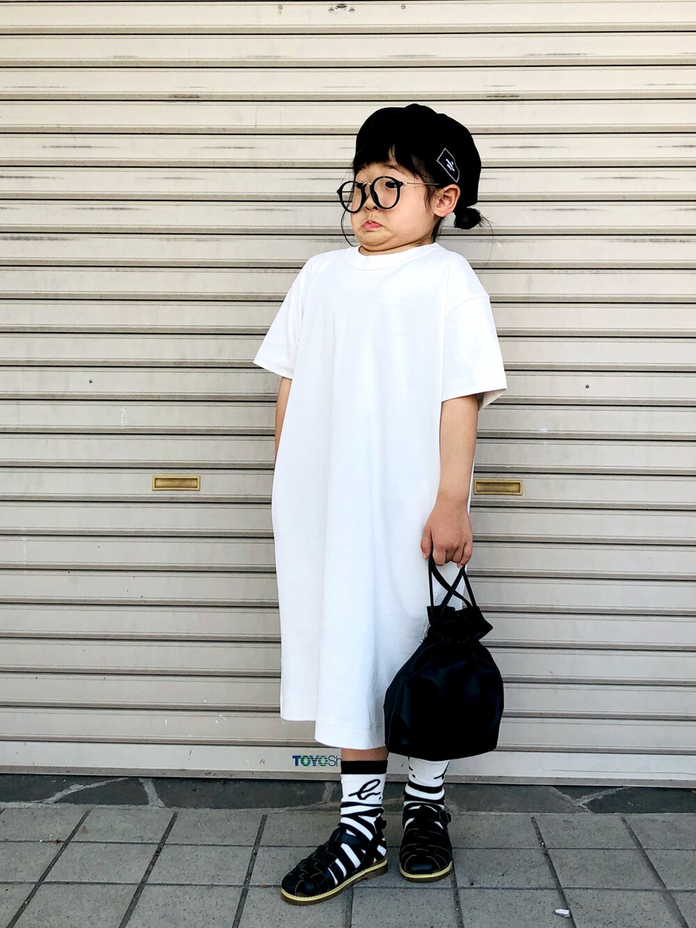 「ごきげんウィーク、ベレー帽、シャツワンピ、Tシャツワンピ、ボーダー、巾着バッグ、グルカサンダル、休日スタイル、ゆるコーデ、休日コーデ、プチプラ、夏コーデ、モノトーン、シンフルコーデ、Tシャツワンピース」｜「the_otogibanashi_supplyのアイテム（ハンチング/ベレー帽、ブラック系）」を使った、syun★さん（キッズ・120cm）の春コーディネートの5枚目の写真