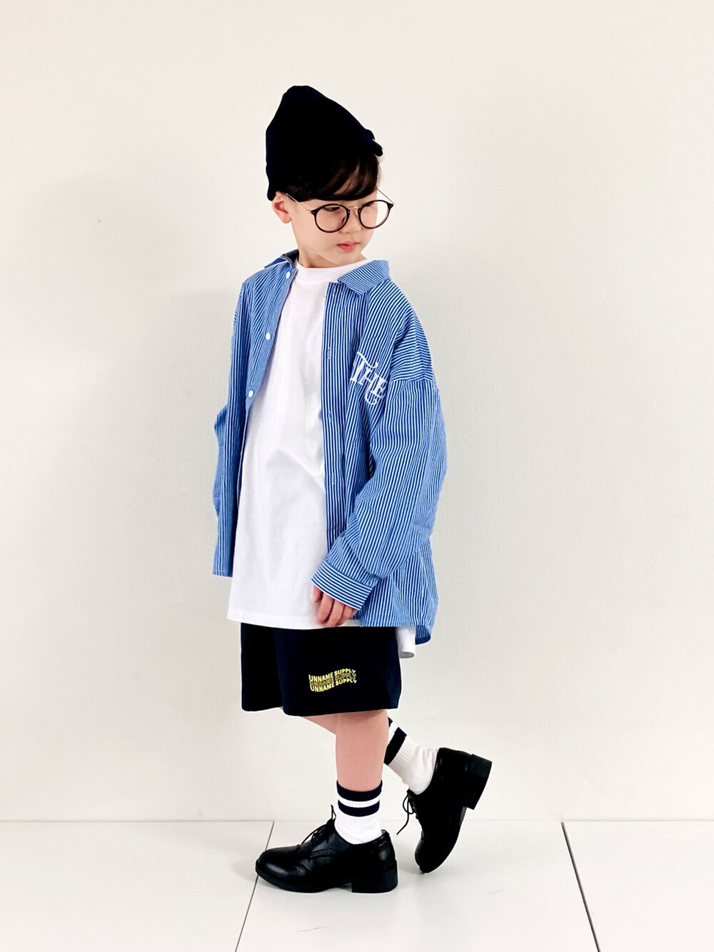 ブルー系のシャツ/ブラウス、ホワイト系のTシャツ/カットソー、ブルー系のパンツを着用したキッズの春コーディネートの2枚目の写真