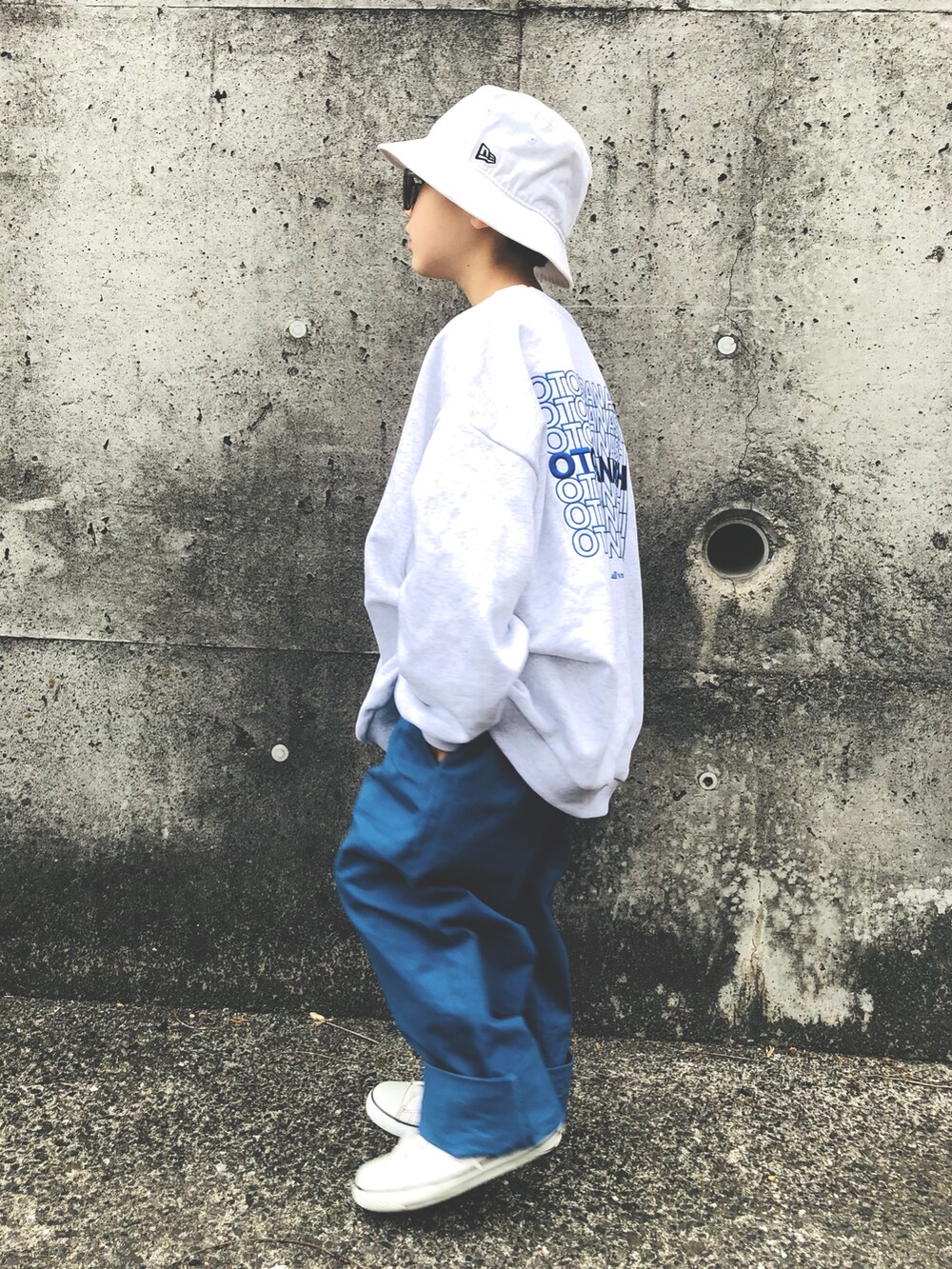 「バケットハット、スウェット、ストリート、カラーパンツ、ハイカットスニーカー、キッズコーデ、おとこのこ、ストリートコーデ」｜「NEW ERAのニューエラ バケットハット BUCKET-01 NEW ERA（ハット、ホワイト系）」を使った、syun★さん（キッズ・120cm）の冬コーディネートの2枚目の写真