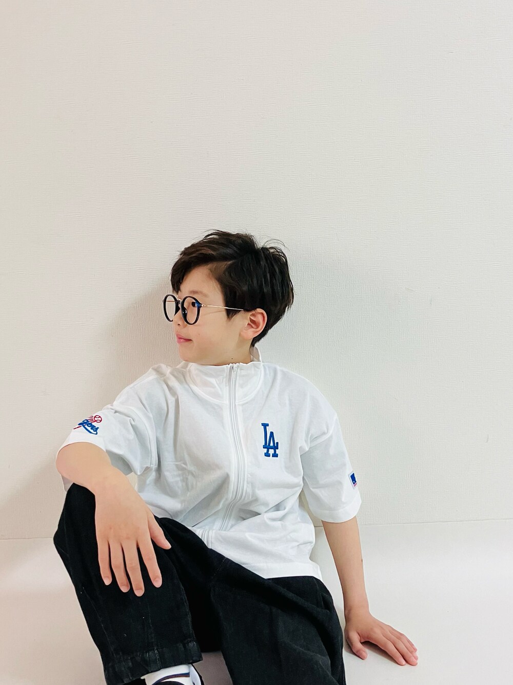 「デニム、デニムパンツ、スニーカー、スポーツミックス、MLB、めがね、モノトーン、シンフルコーデ」｜「MLBのMLB ロゴ フロントジップ半袖Tシャツ（Tシャツ/カットソー、ホワイト系）」を使った、syun★さん（キッズ・138cm）の春コーディネートの2枚目の写真