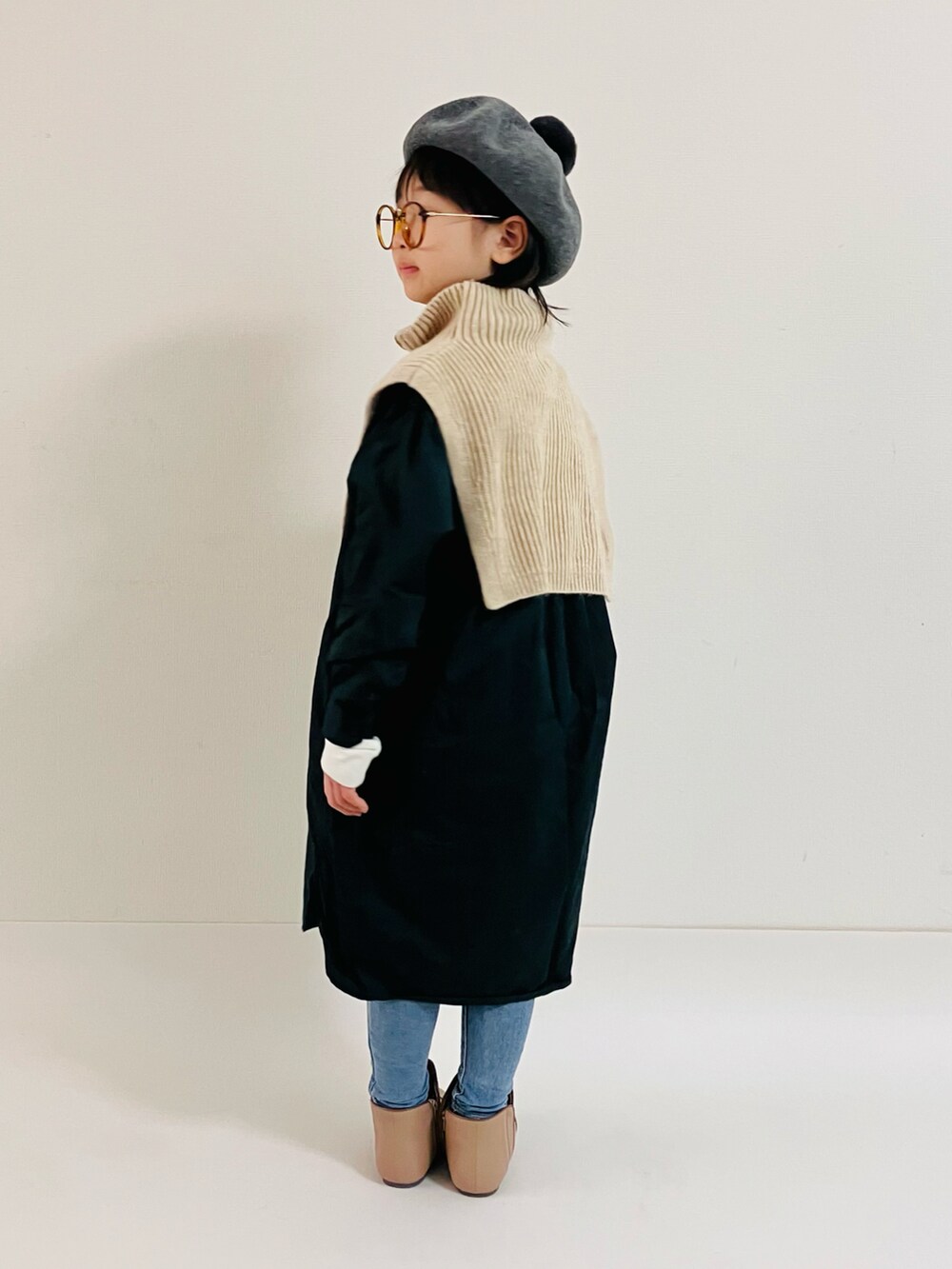 「冬を彩る色いろコーデ、シンプルコーデ、ネックウォーマー、ワンピース、デニム、ブーツ、ベレー帽、めがね、タートルネック」｜「GUのアイテム（ハンチング/ベレー帽、グレー系）」を使った、syun★さん（キッズ・136cm）の冬コーディネートの3枚目の写真