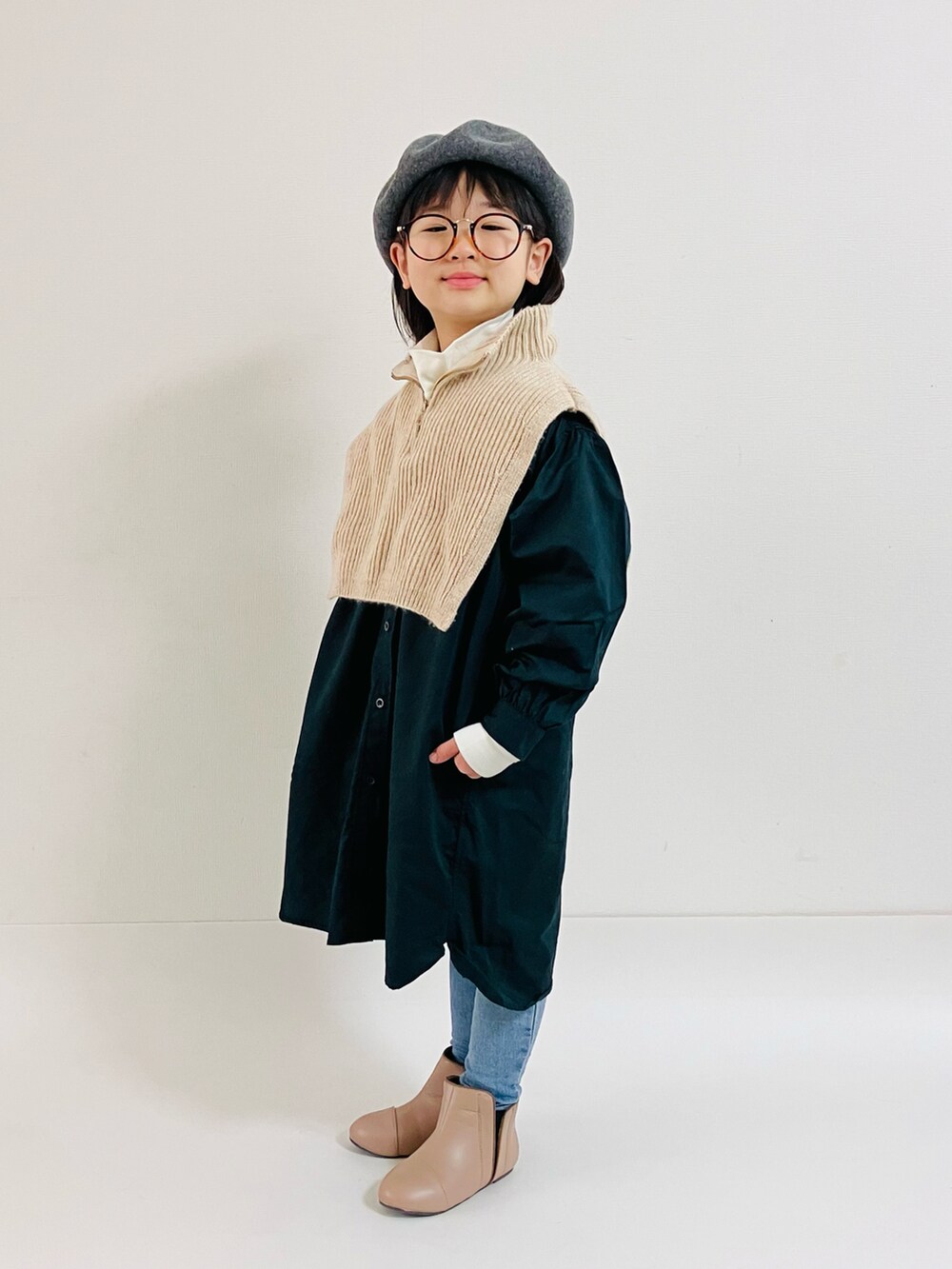 「冬を彩る色いろコーデ、シンプルコーデ、ネックウォーマー、ワンピース、デニム、ブーツ、ベレー帽、めがね、タートルネック」｜「GUのアイテム（ハンチング/ベレー帽、グレー系）」を使った、syun★さん（キッズ・136cm）の冬コーディネートの2枚目の写真