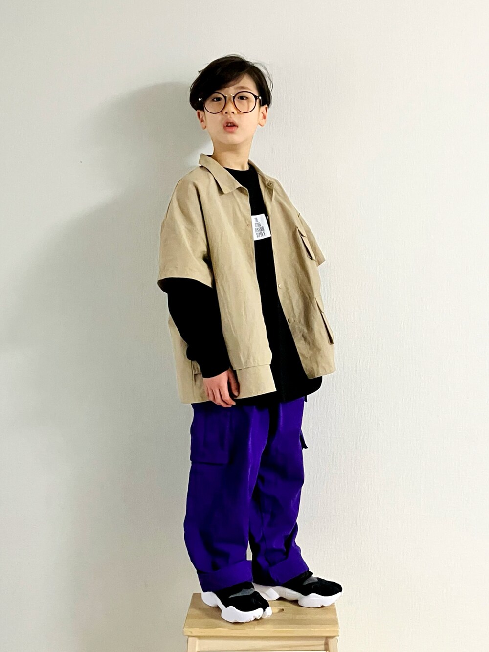 パープル系のその他パンツ、ブラック系のスニーカーを着用したキッズの春コーディネートの3枚目の写真