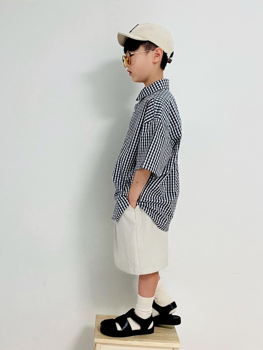 ブラック系のシャツ/ブラウス、ホワイト系のその他パンツ、ブラック系のサンダルを着用したキッズの夏コーディネートの3枚目の写真
