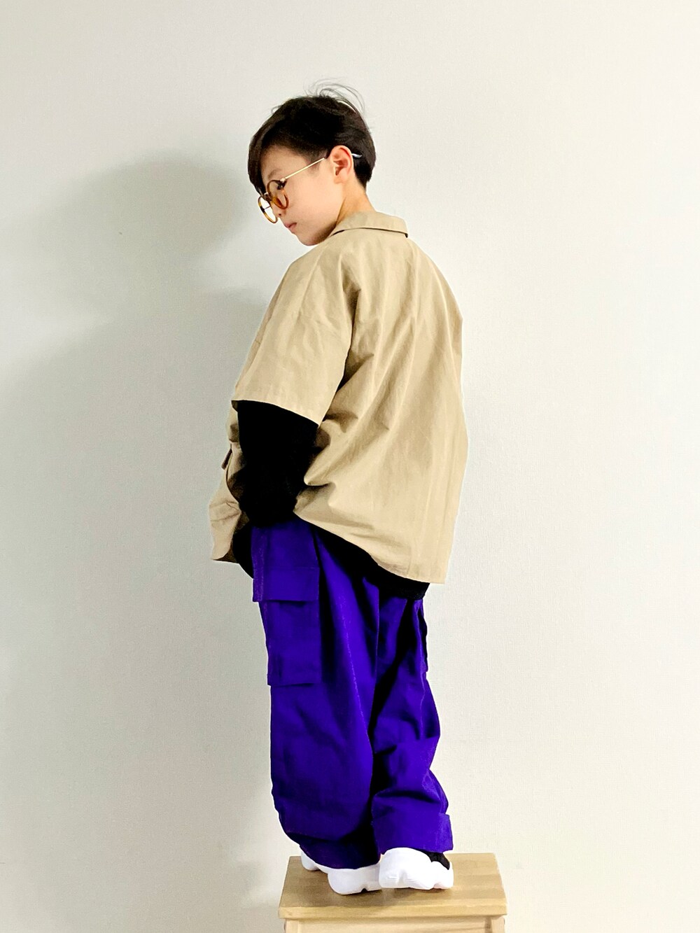 パープル系のその他パンツ、ブラック系のスニーカーを着用したキッズの春コーディネートの2枚目の写真