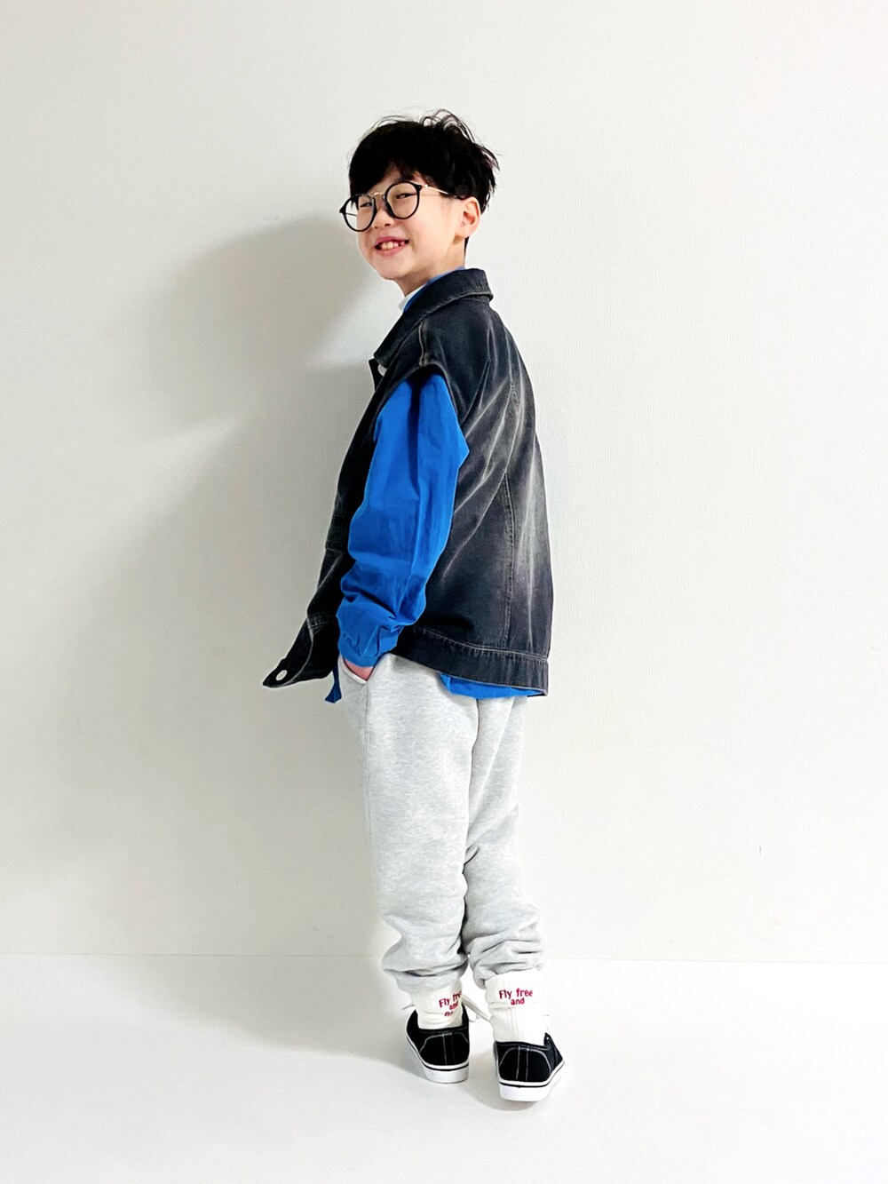 ホワイト系のトップス、ブルー系のシャツ/ブラウス、グレー系のスウェットパンツを着用したキッズの冬コーディネートの3枚目の写真
