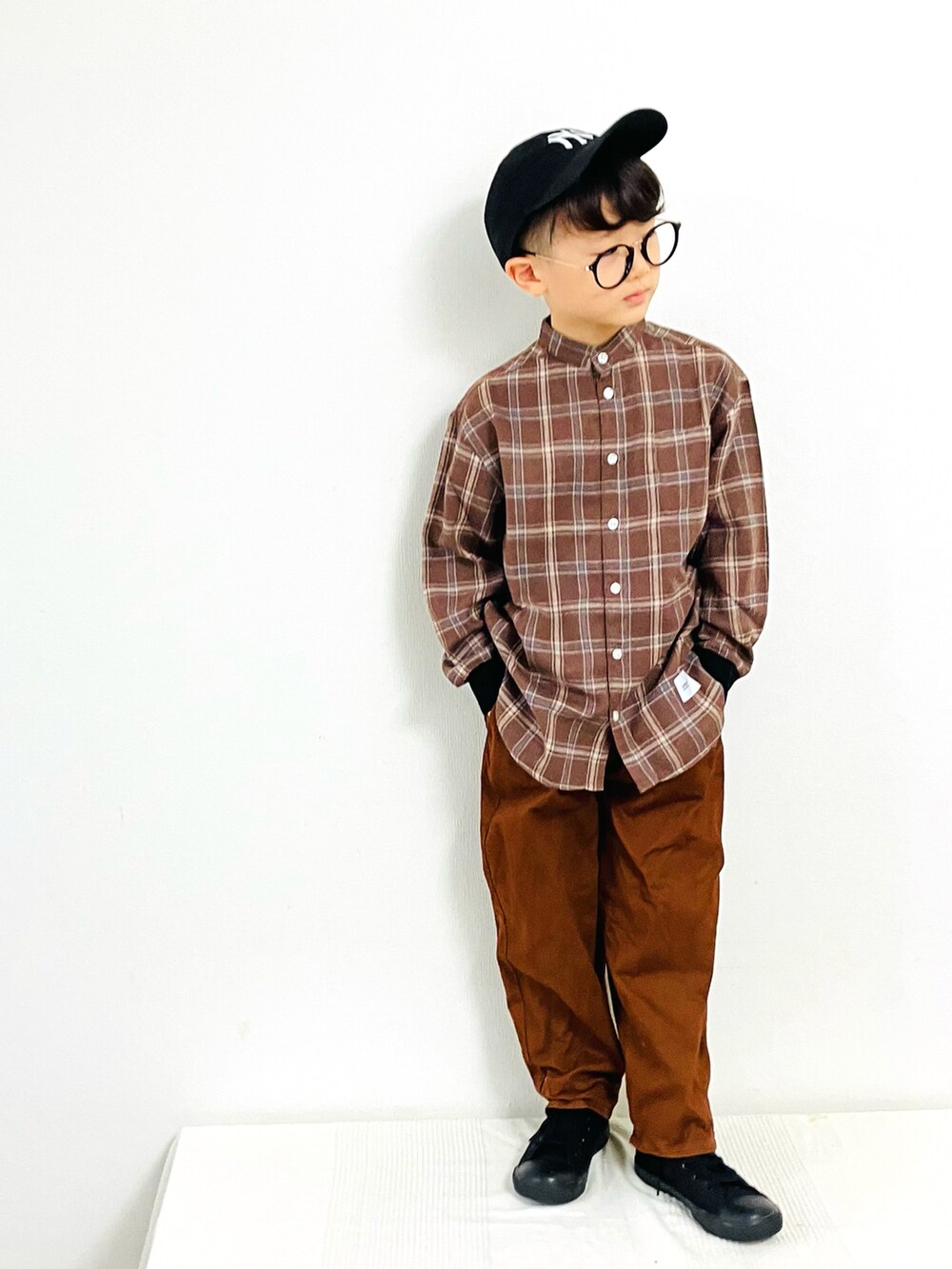 ブラウン系のシャツ/ブラウス、ブラウン系のその他パンツ、ブラック系のスニーカーを着用したキッズの秋コーディネートの2枚目の写真