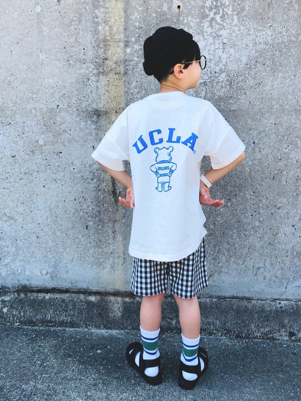 「ごきげんウィーク、春夏コーデ、ギンガムチェック、ハーフパンツ、グルカサンダル、公園コーデ、休日コーデ、休日スタイル、古着MIX、Tシャツ、ゆるコーデ、オーバーサイズ、ロゴT」｜「NANO universeの：ＴＨＥ　ＢＥＡＮＩＥ（ニットキャップ/ビーニー、ブラック系）」を使った、syun★さん（キッズ・126cm）の春コーディネートの2枚目の写真