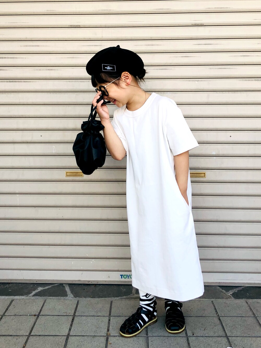 「ごきげんウィーク、ベレー帽、シャツワンピ、Tシャツワンピ、ボーダー、巾着バッグ、グルカサンダル、休日スタイル、ゆるコーデ、休日コーデ、プチプラ、夏コーデ、モノトーン、シンフルコーデ、Tシャツワンピース」｜「the_otogibanashi_supplyのアイテム（ハンチング/ベレー帽、ブラック系）」を使った、syun★さん（キッズ・120cm）の春コーディネートの3枚目の写真