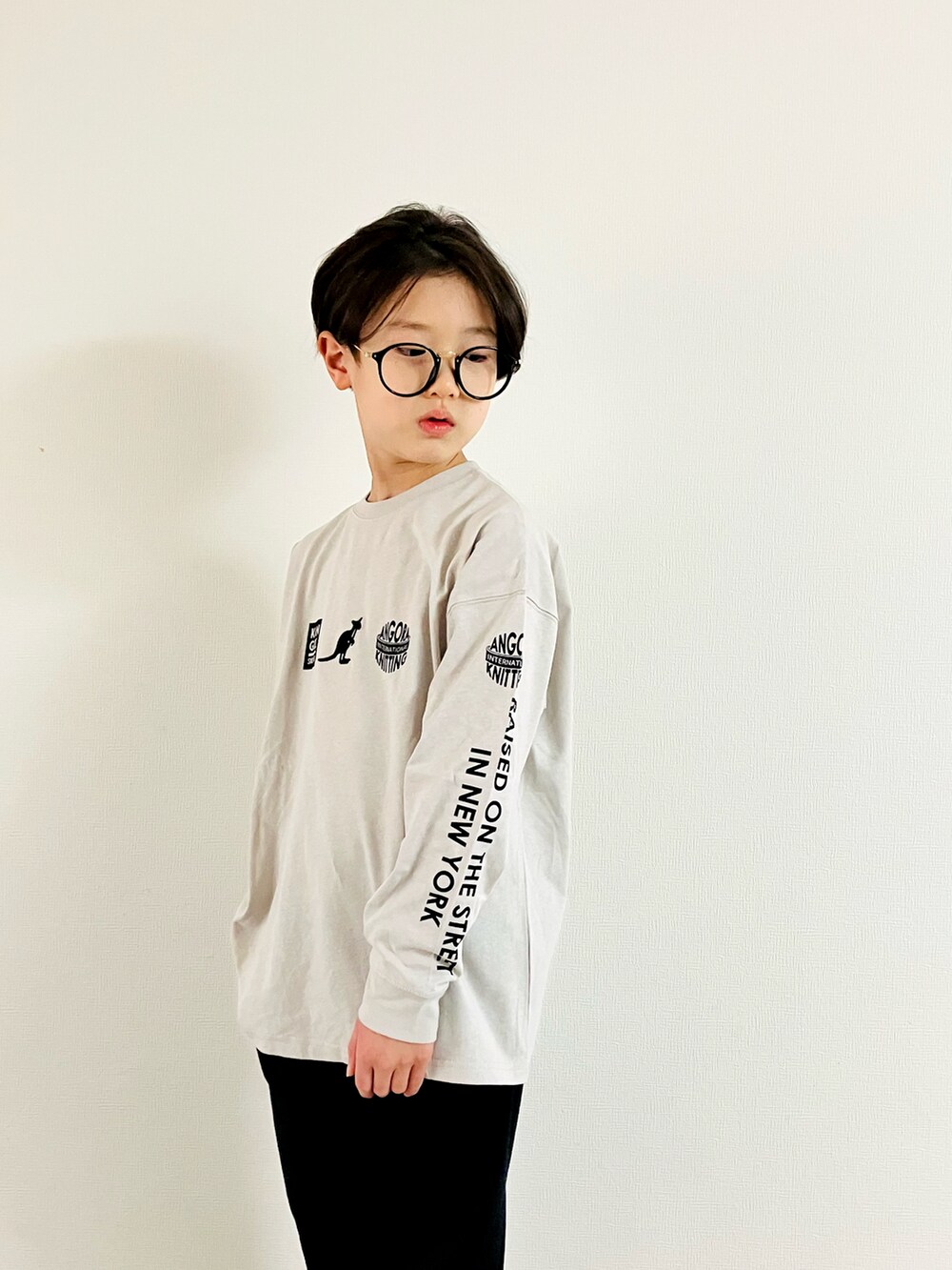「プチプラコーデ、キッズファッション、シンフルコーデ、モノトーン、タックパンツ、テーパードパンツ、ロンT、春コーデ、春夏コーデ、小学生、通学コーデ、男の子コーデ、スニーカー」｜「KANGOL KIDSのKANGOL 別注袖プリントロングTシャツ（Tシャツ/カットソー、グレー系）」を使った、syun★さん（キッズ・131cm）の春コーディネートの2枚目の写真