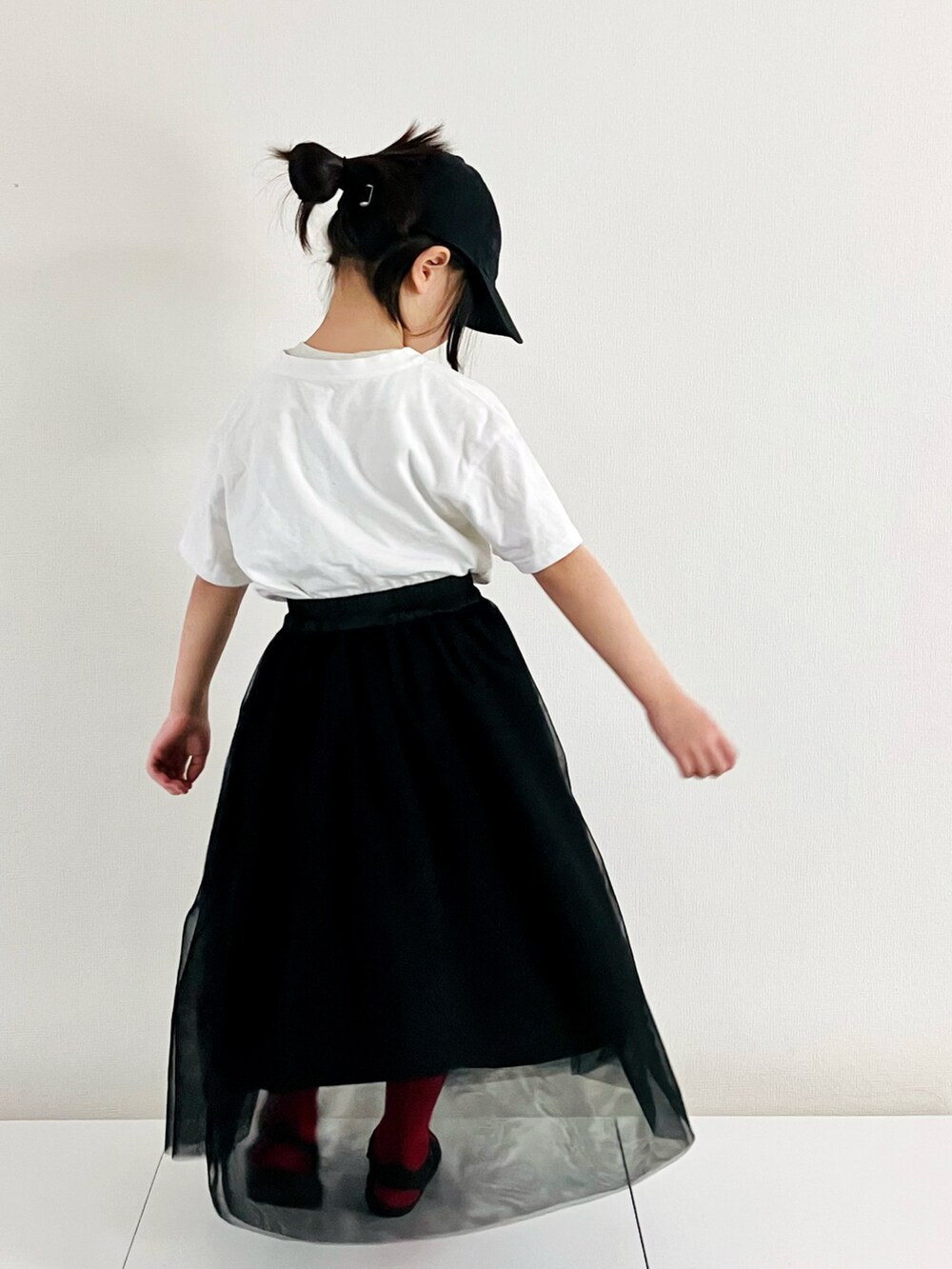 「春夏コーデ、カジュアルコーデ、キャップ、モノトーン、メッシュバッグ、サンダル、Tシャツ、白Tシャツ、女の子ファッション、キャップ女子、グルカサンダル、初夏、半袖、シンプルコーデ」｜「NEW ERAの【NEW ERA】キッズ Child 9TWENTY MLB [BSC]（キャップ、ブラック系）」を使った、syun★さん（キッズ・135cm）の春コーディネートの2枚目の写真
