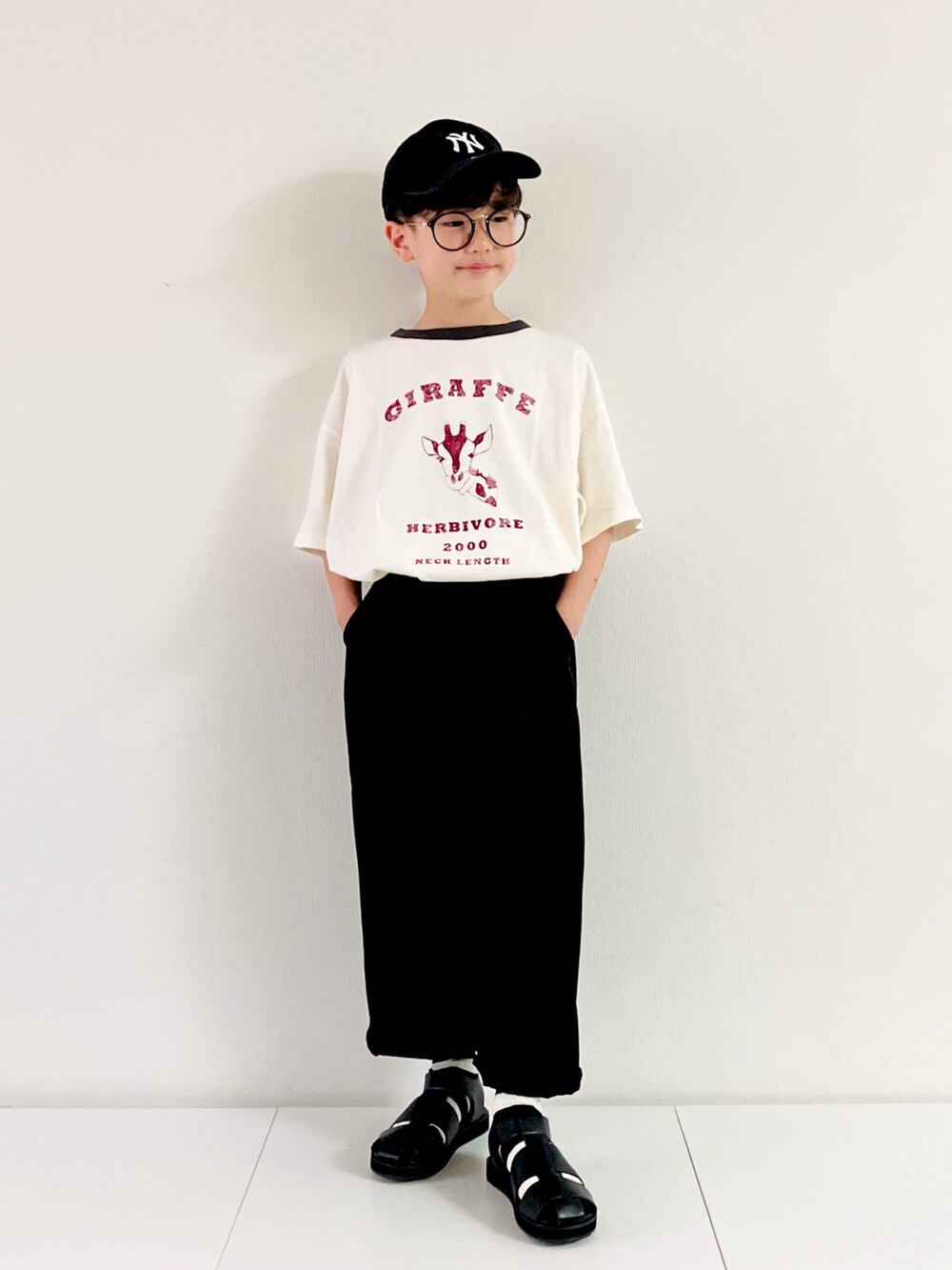 「このスタイルがお気に入り、タックイン、シンフルコーデ、グルカサンダル、サンダル、Tシャツ、夏コーデ、モノトーン、キャップ」｜「NEW ERAの【NEW ERA】キッズ Child 9TWENTY MLB [BSC]（キャップ、ブラック系）」を使った、syun★さん（キッズ・135cm）の夏コーディネートの2枚目の写真