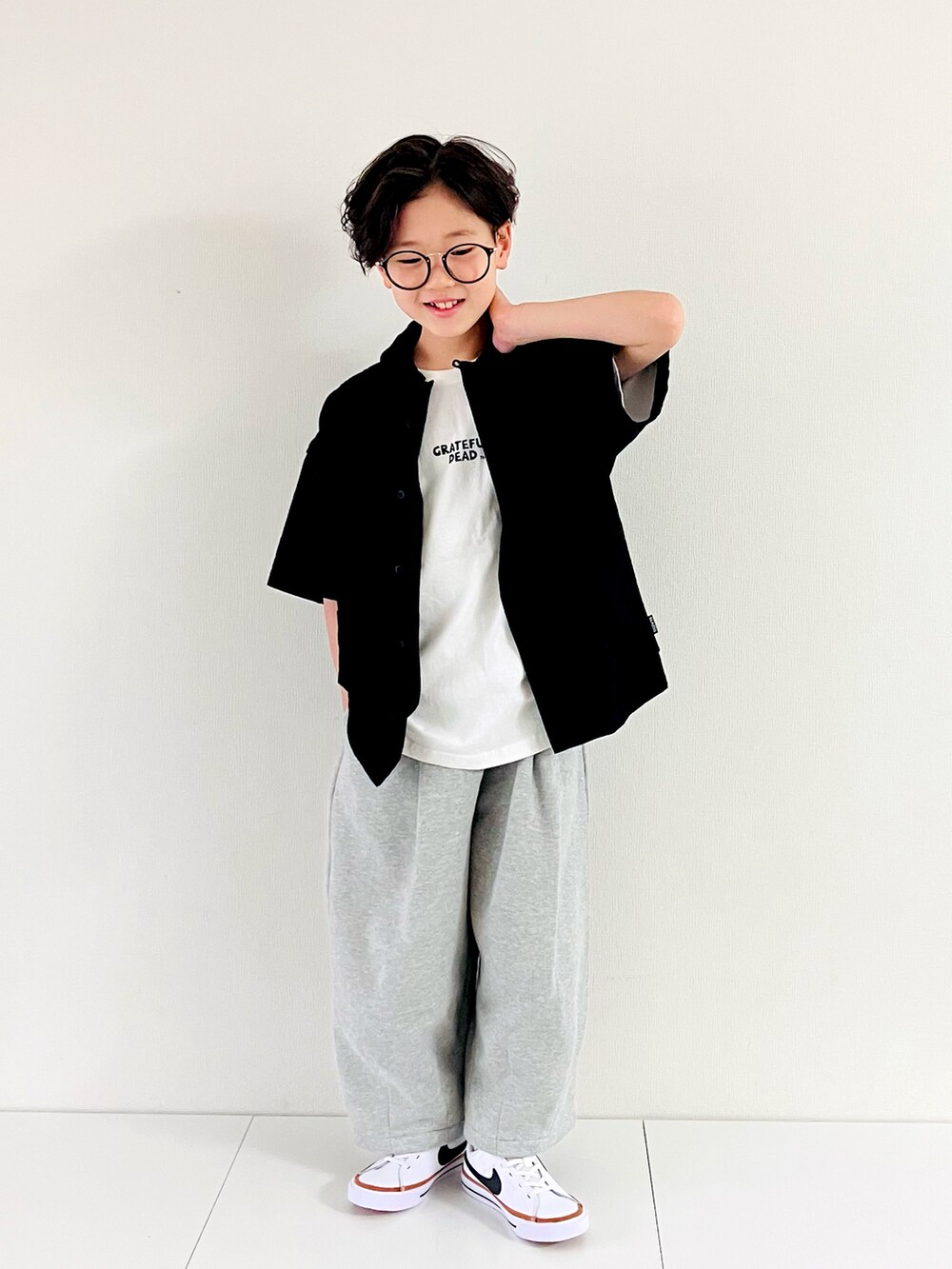 ホワイト系のTシャツ/カットソー、グレー系のスウェットパンツ、ブラック系のシャツ/ブラウスを着用したキッズの春コーディネートの2枚目の写真