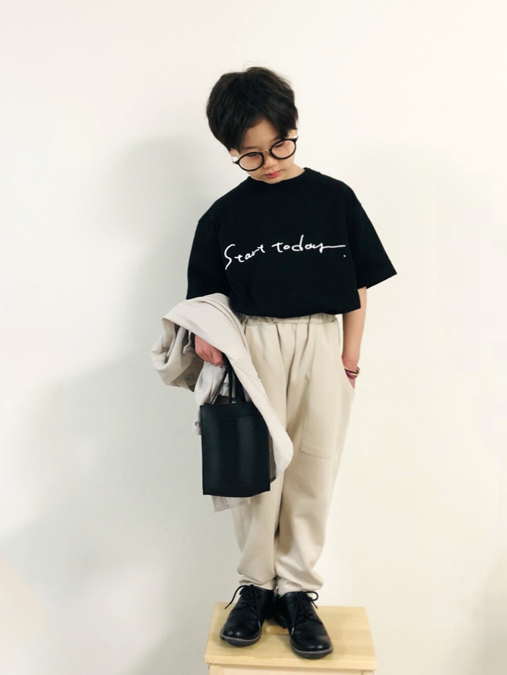 ブラック系のTシャツ/カットソー、グレー系のシャツ/ブラウス、ホワイト系のその他パンツを着用したキッズの春コーディネートの3枚目の写真