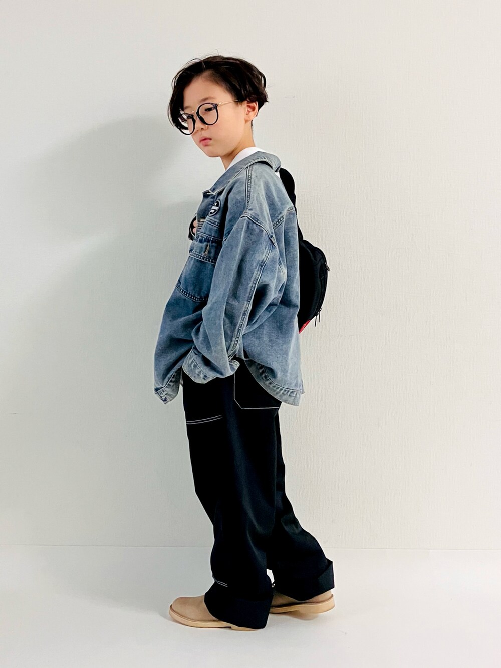 「秋服まるっと大公開、淡色コーデ、デニム、デニムジャケット、ジャケットスタイル、シンプルコーデ、ワイドパンツ、ロンT、カジュアル、ストリート、ベージュ、パンツスタイル」|「the_otogibanashi_supplyのアイテム(デニムジャケット、ブルー系)」を使った、syun★さん(キッズ・135cm)の秋コーディネートの2枚目の写真