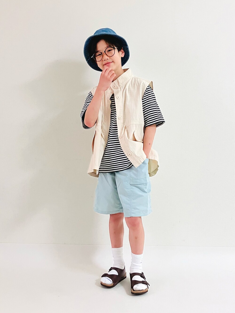 ブラック系のTシャツ/カットソー、ホワイト系のベスト、その他のパンツを着用したキッズの夏コーディネートの3枚目の写真