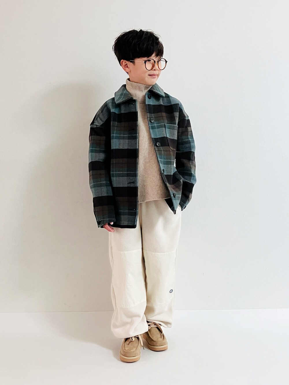 「最近のいい感じコーデ、タートルネック、フリースパンツ、ブーツ、モカシン、チロリアンシューズ、冬アウター、お出かけコーデ、めがね、ワントーン、きれいめカジュアル」｜「UNIQLOのアイテム（ブルゾン、グリーン系）」を使った、syun★さん（キッズ・140cm）の秋コーディネートの2枚目の写真