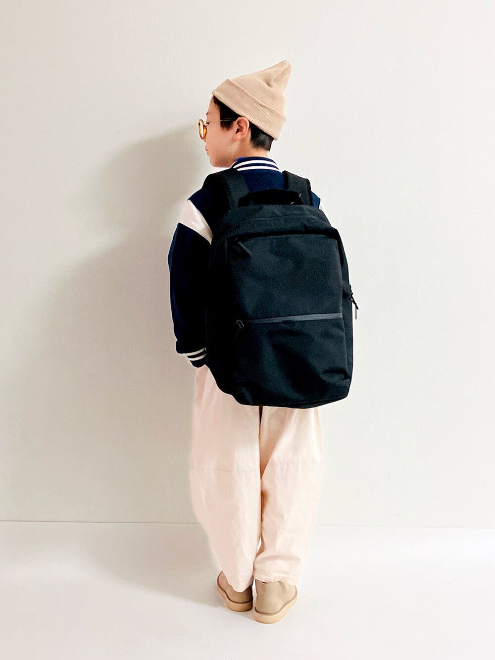 「冬コーデ、スタジャン、冬春コーデ、ホワイトパンツ、ブーツ、めがね、ニットキャップ、バックパック」｜「UNIQLOのアイテム（スタジャン、ブルー系）」を使った、syun★さん（キッズ・136cm）の冬コーディネートの3枚目の写真