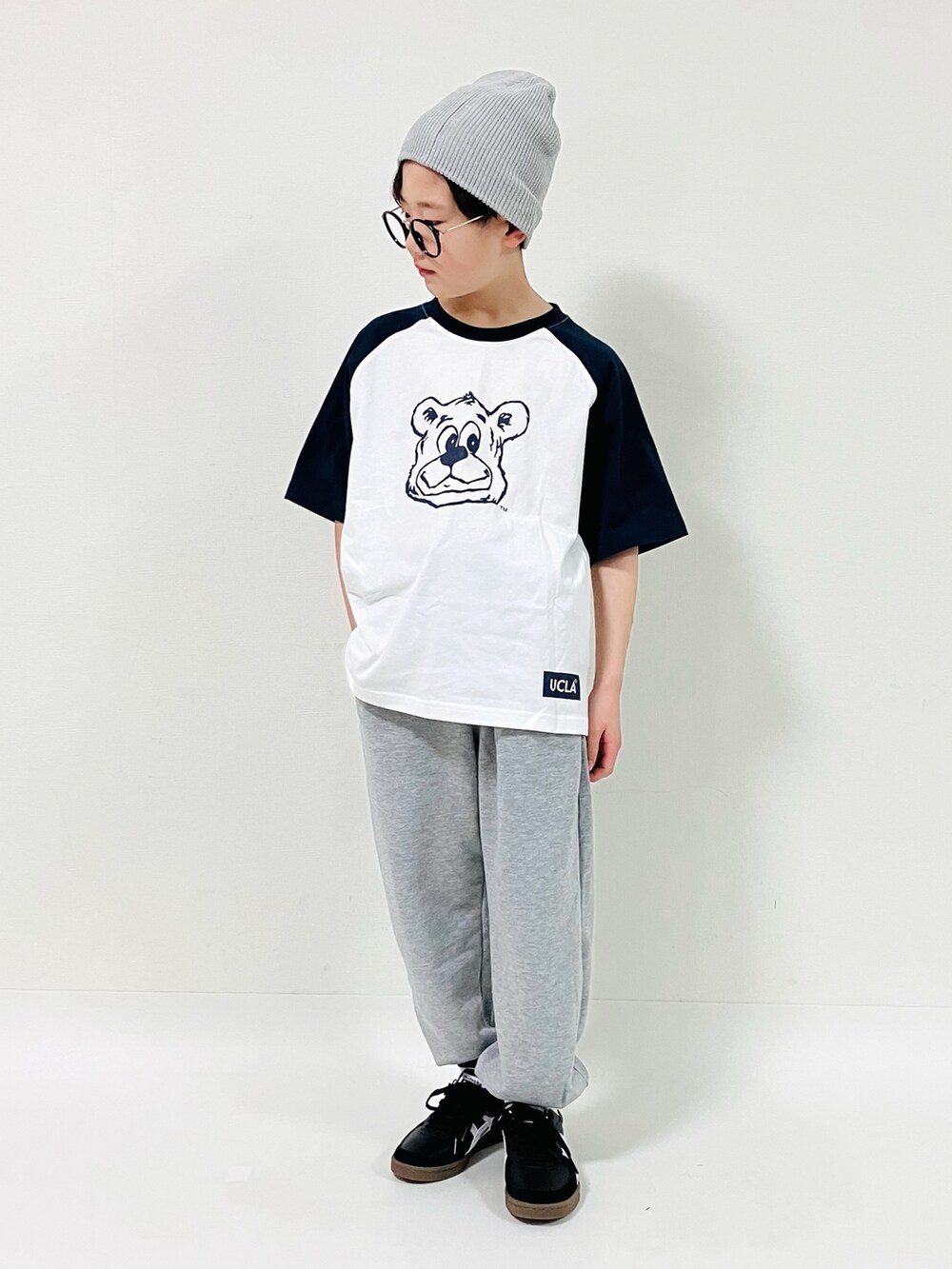 「春のNewスタイル、カジュアルコーデ、ストリート、スポーツミックス、ラグランTシャツ、スウエット、ビーニー、春コーデ、春ファッション、キャップ、小学生」｜「CIAOPANIC TYPYの【KIDS】カラーリブビーニー（ニットキャップ/ビーニー、グレー系）」を使った、syun★さん（キッズ・136cm）の春コーディネートの2枚目の写真