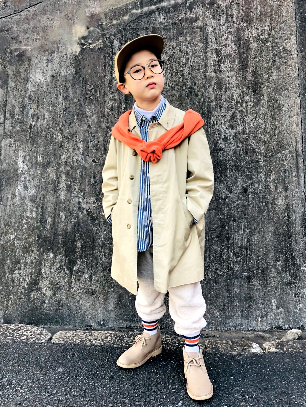 オレンジ系のカーディガン/ボレロ、ブルー系のシャツ/ブラウス、ホワイト系のパンツを着用したキッズの冬コーディネートの4枚目の写真