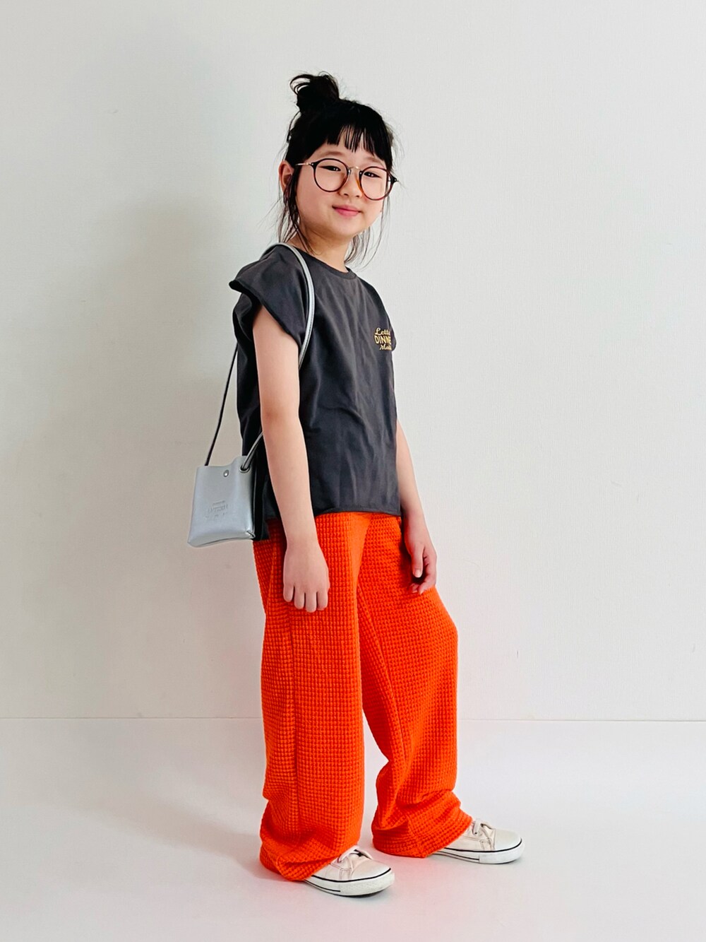 「夏コーデ、アツいコーデ全部見せ、スニーカー、休日スタイル、テーマパークコーデ、めがね」｜「CIAOPANIC TYPYの【KIDS】ミニ裏毛プリントセットアップ（セットアップ、グレー系）」を使った、syun★さん（キッズ・140cm）の夏コーディネートの2枚目の写真