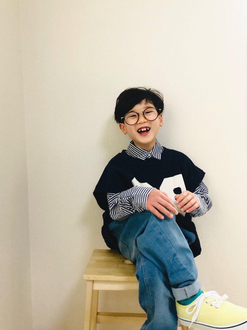 ブルー系のシャツ/ブラウス、ブルー系のベスト、ブルー系のデニムパンツを着用したキッズの冬コーディネートの2枚目の写真