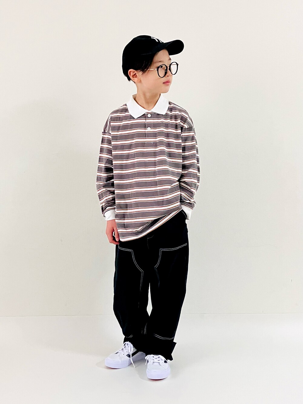 ベージュ系のTシャツ/カットソー、ホワイト系のスニーカー、ベージュ系の福袋/福箱を着用したキッズの夏コーディネートの2枚目の写真
