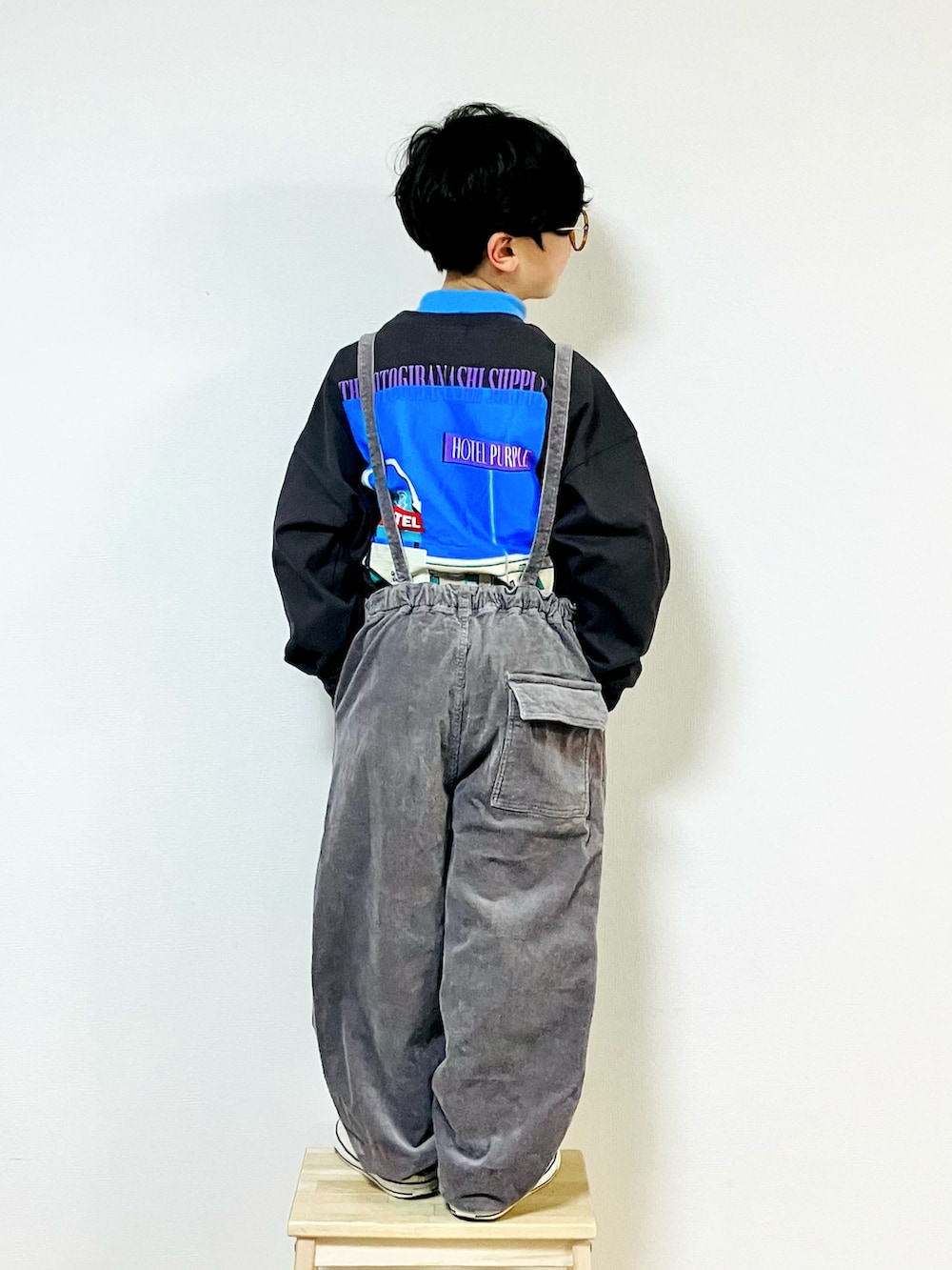 「サロペット、レイヤードスタイル、タートルネック、デニム、デニムジャケット、ロンT、カジュアルコーデ、スニーカー、ロンTコーデ」｜「the_otogibanashi_supplyのアイテム（Tシャツ/カットソー、グレー系）」を使った、syun★さん（キッズ・131cm）の冬コーディネートの2枚目の写真
