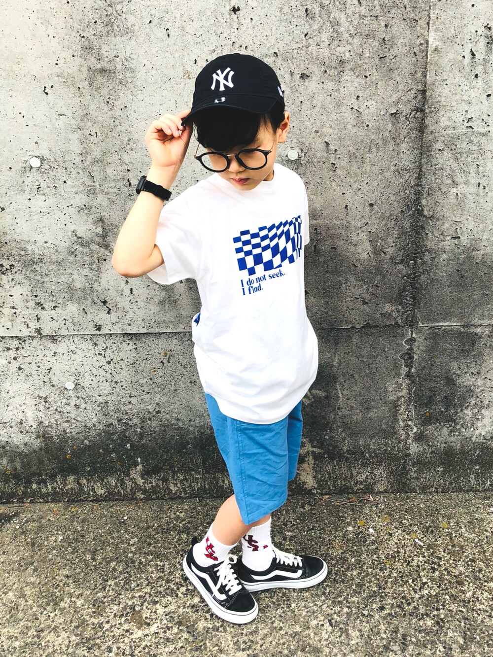 ブラック系のスニーカー、ブルー系のその他パンツ、ホワイト系のTシャツ/カットソーを着用したキッズの春コーディネートの2枚目の写真