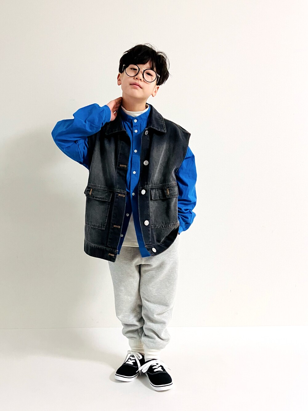ホワイト系のトップス、ブルー系のシャツ/ブラウス、グレー系のスウェットパンツを着用したキッズの冬コーディネートの2枚目の写真