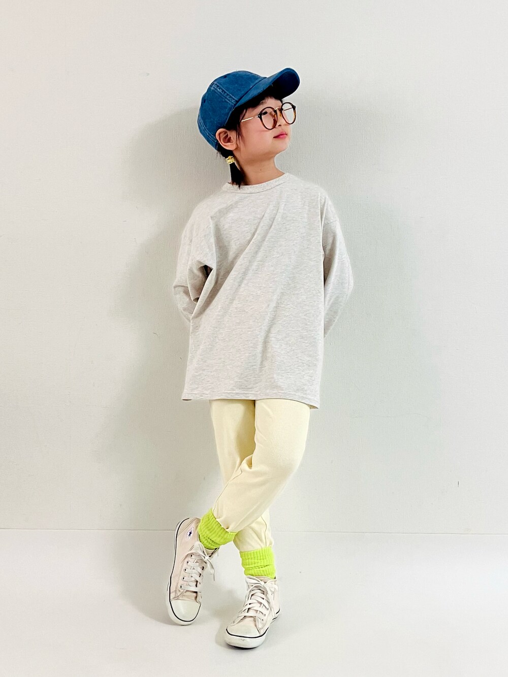 「おそろいコーデ、レギンス、ロンT、キャップ、スニーカー、めがね、カラフル、モノトーン、春色」|「UNIQLOのアイテム(キャップ、ブルー系)」を使った、syun★さん(キッズ・141cm)の冬コーディネートの3枚目の写真