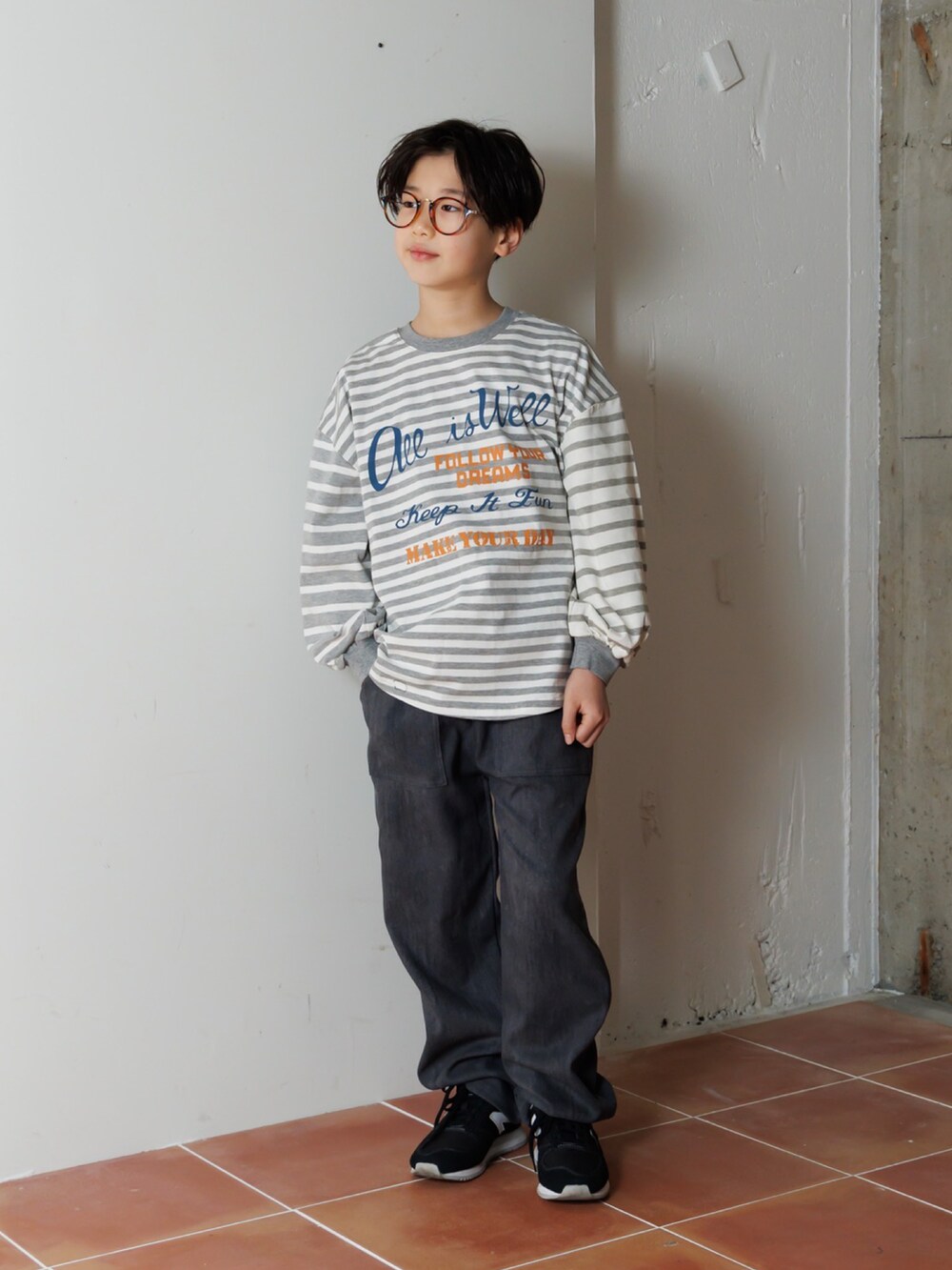 ブラック系のスニーカー、グリーン系のTシャツ/カットソーを着用したキッズの夏コーディネートの2枚目の写真