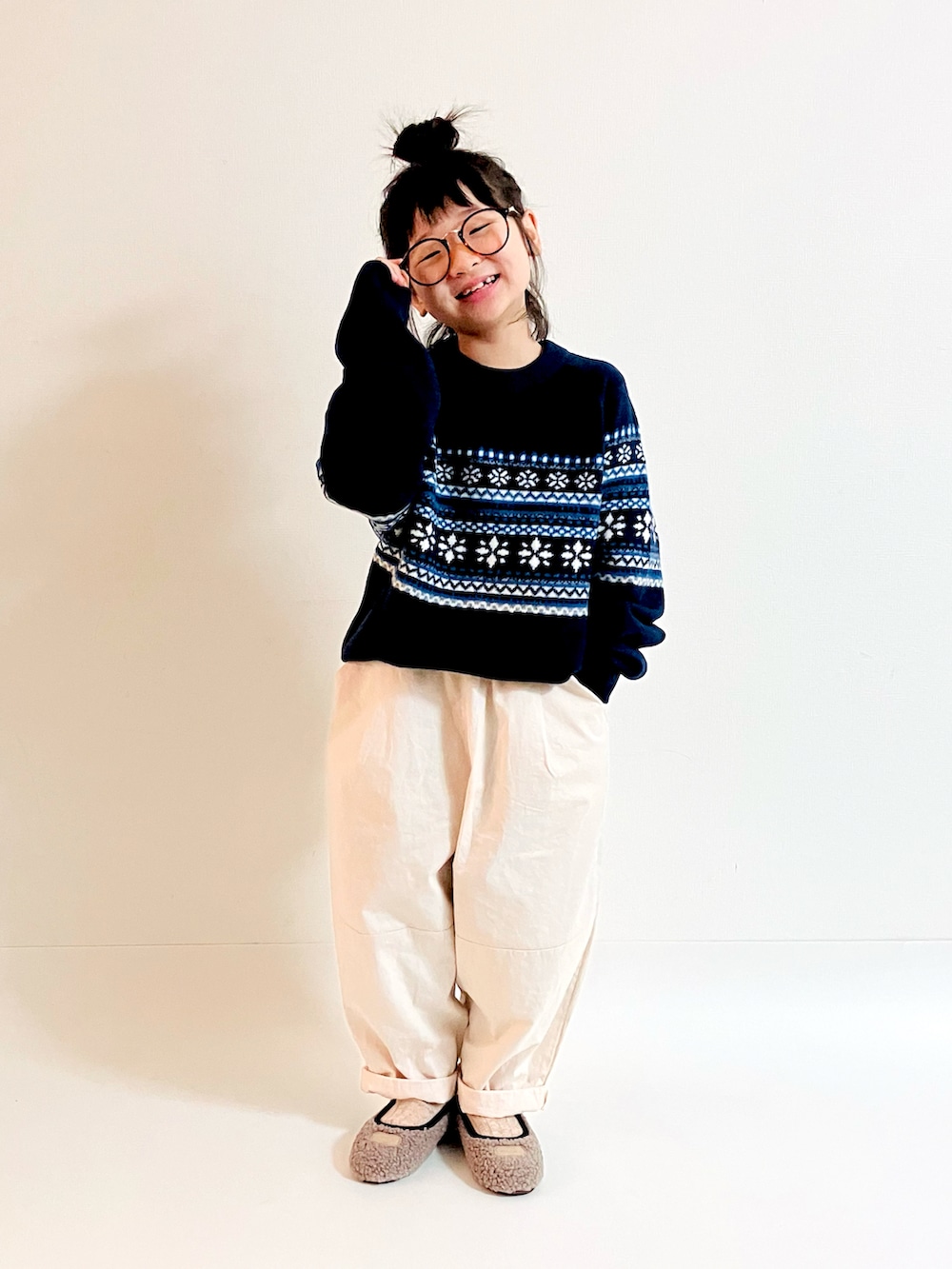 ブルー系のニット/セーター、ホワイト系のその他パンツ、グレー系のパンプスを着用したキッズの冬コーディネートの3枚目の写真