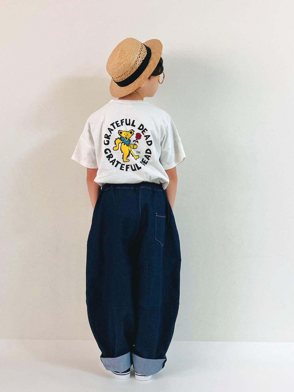「デニム、タックイン、カンカン帽、むぎわら帽子、ロゴT、めがね、夏コーデ、Tシャツ、おでかけコーデ、カジュアルコーデ、カジュアル、ゆったりパンツ、夏セールで買いました」｜「古着のアイテム（帽子、ベージュ系）」を使った、syun★さん（キッズ・135cm）の夏コーディネートの3枚目の写真